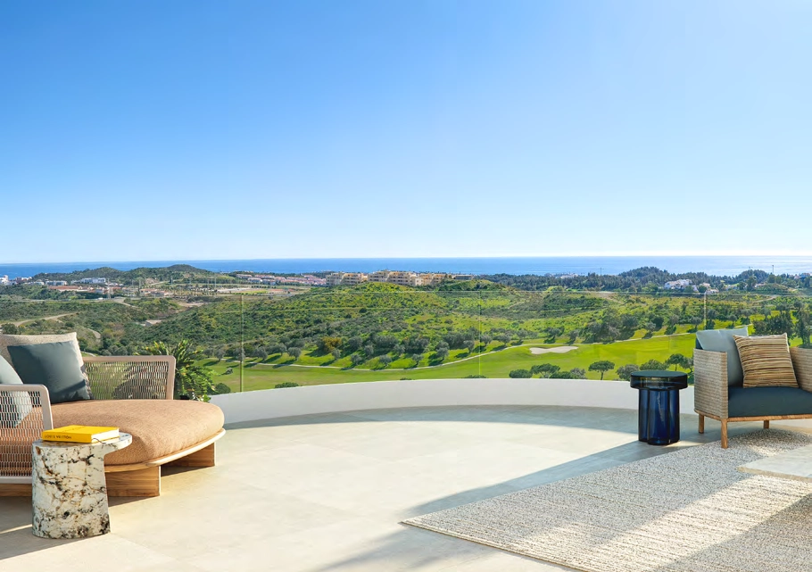 En privat terrasse, der udvider dit boligareal, skabt til rolige øjeblikke og åben middelhavsudsigt.