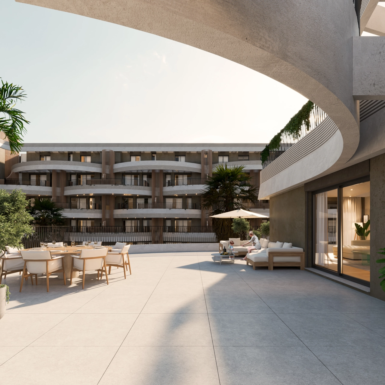 En stor terrasse indrettet til spisning og afslapning, der tilbyder et privat udendørs fristed.