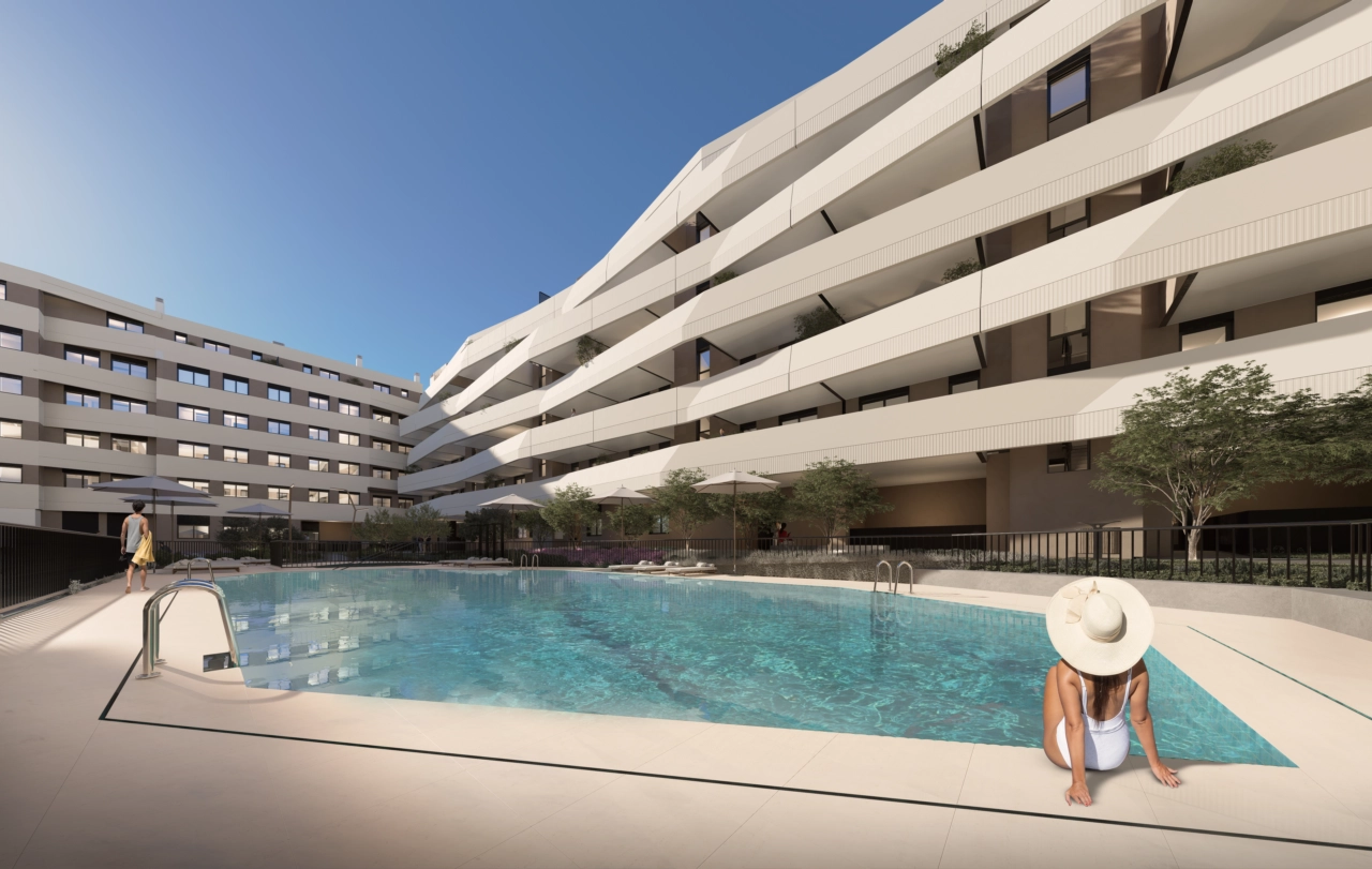 Nyd den store fælles swimmingpool, beliggende i anlagte haver, et perfekt sted at slappe af og køle af.