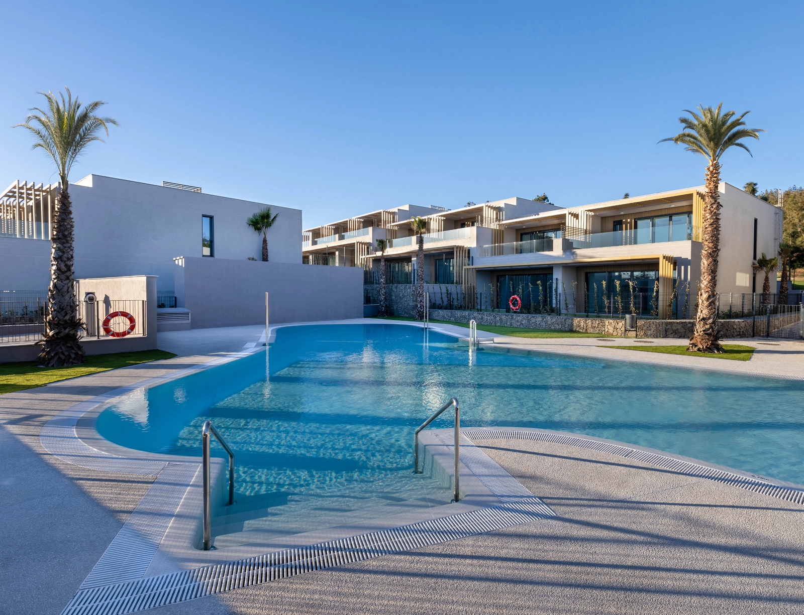 Den store fælles swimmingpool er udviklingens midtpunkt, perfekt til at køle af på en varm dag.