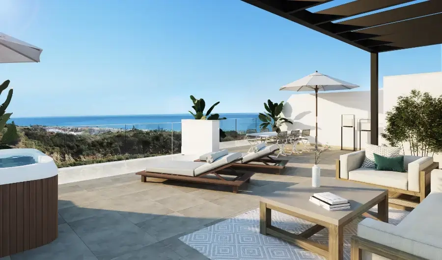 Forestil dig at slappe af på dit store private solarium med panoramaudsigt over Middelhavet.