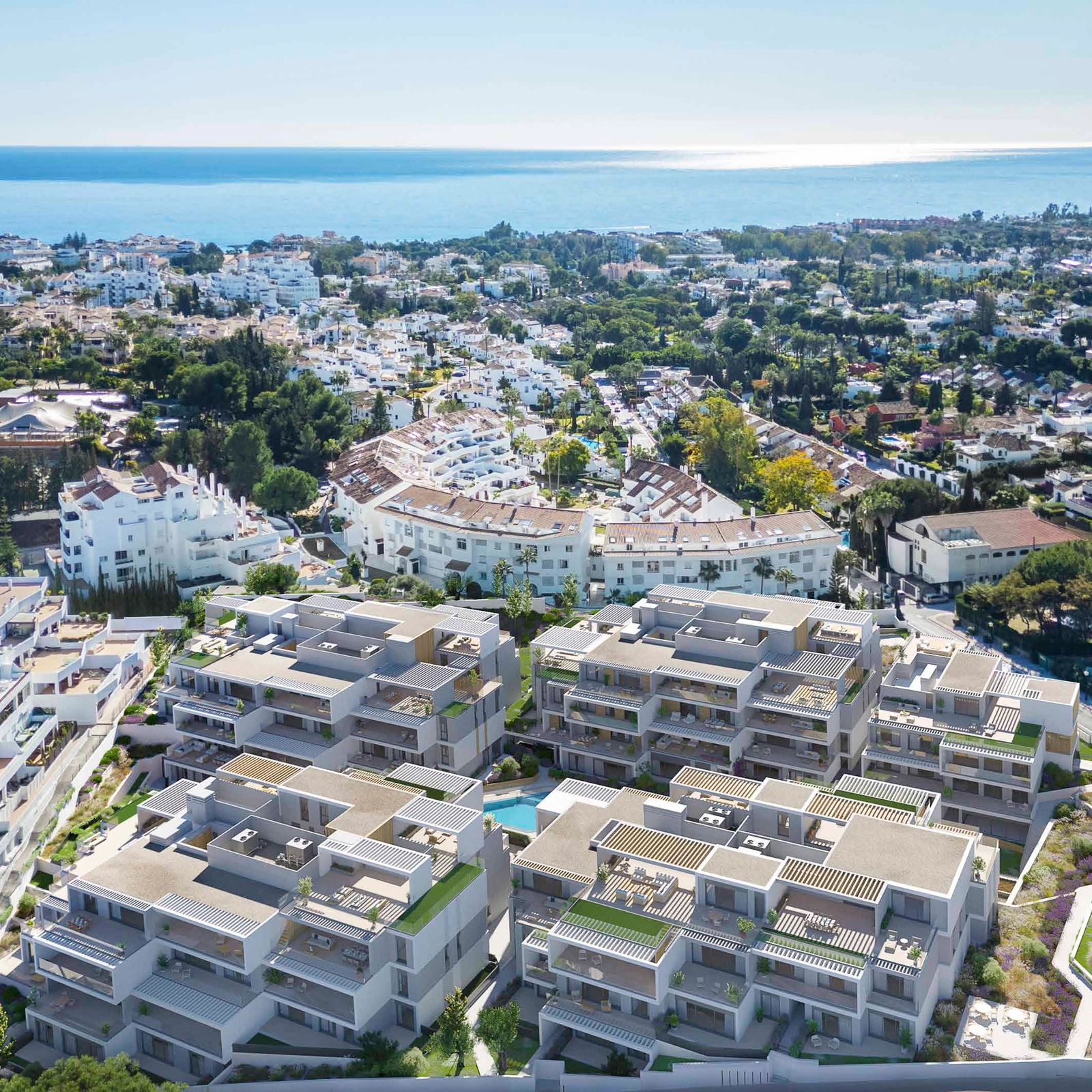 En luftfoto af Isla Bela-bebyggelsen, der viser dens moderne design og nærhed til Middelhavet.