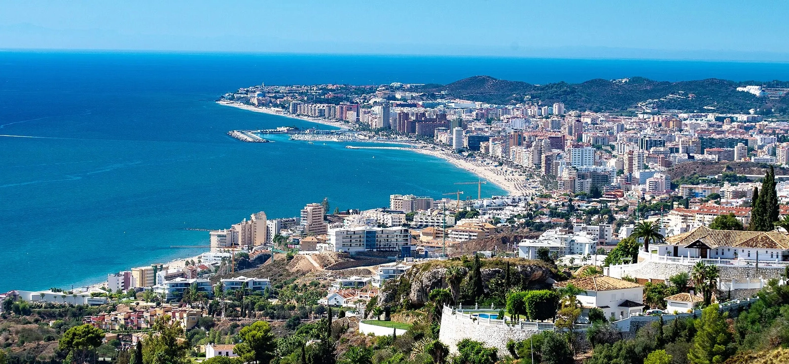 Den fantastiske kystlinje ved Fuengirola, kun en kort køretur fra dit nye hjem i Mijas.