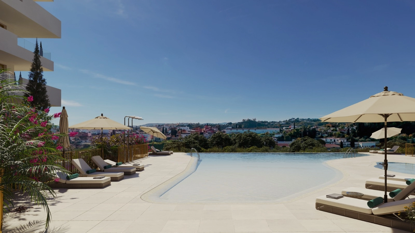 Slap af ved den smukke infinity-pool, mens du nyder udsigten over Fuengirola og Middelhavet.