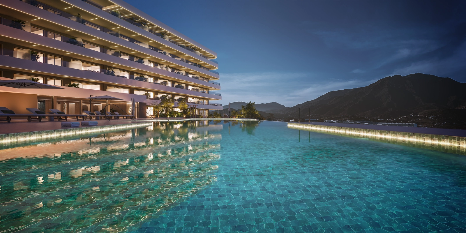 Det fælles infinity-poolområde ved skumringstid, der tilbyder et roligt sted at svømme og slappe af, mens man nyder bjergudsigten.