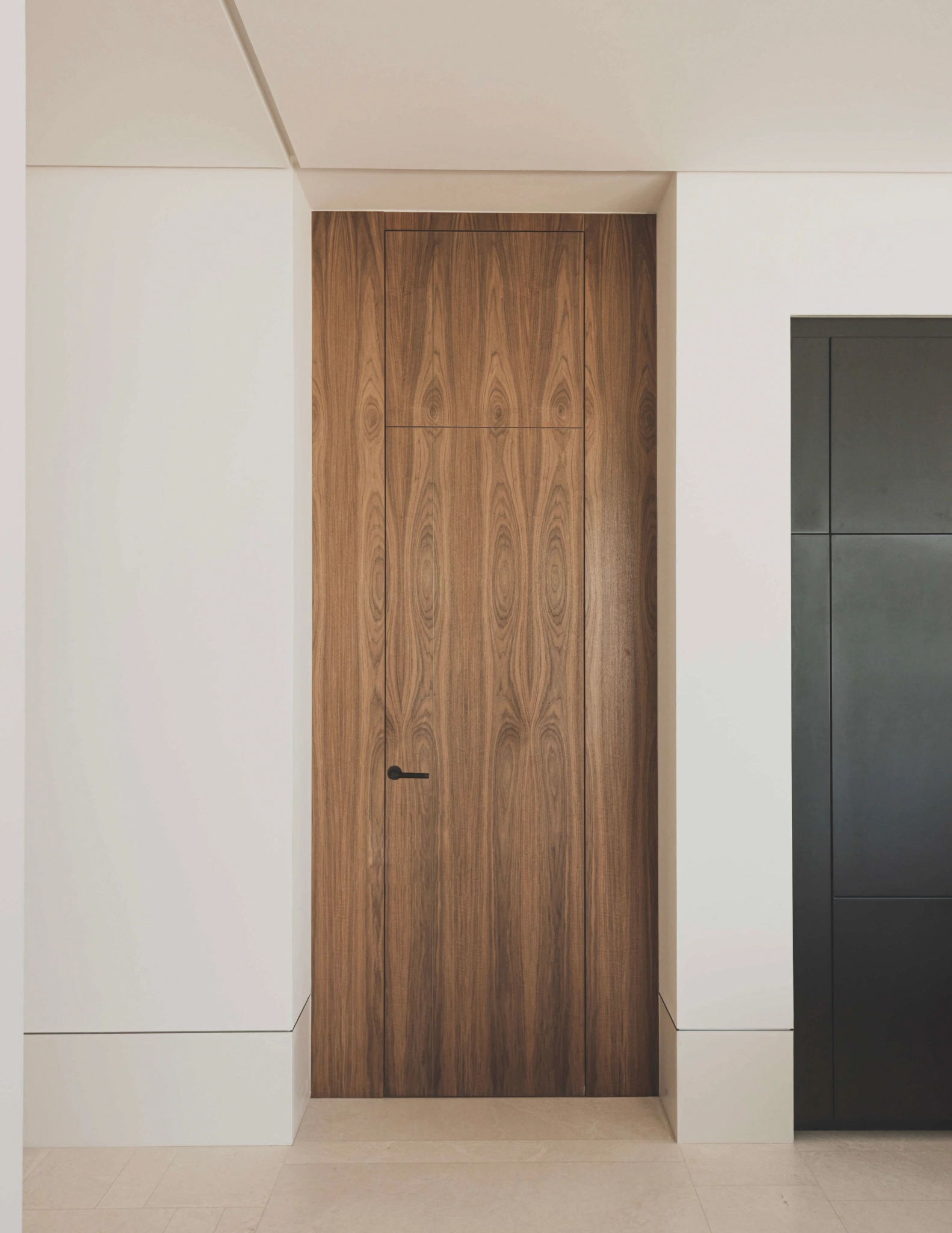 Stilfulde interiørdetaljer inkluderer elegante trædøre og kvalitetsgulve.