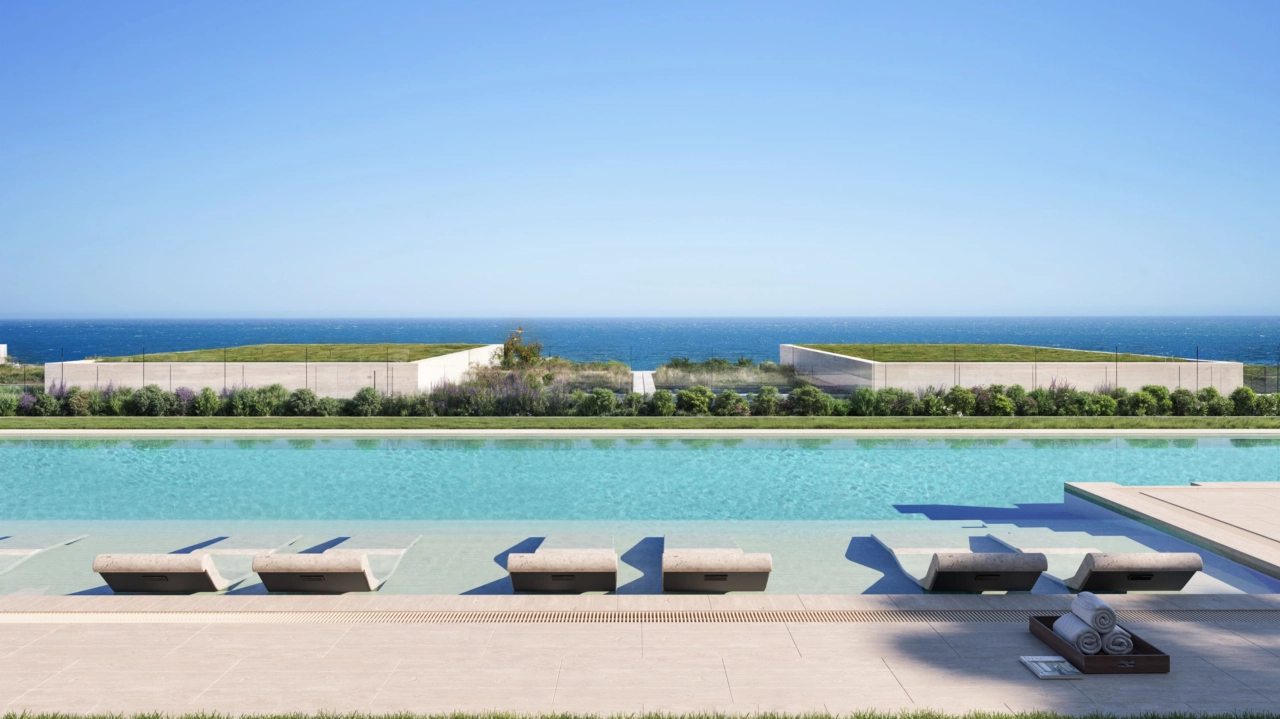 Den fantastiske fælles swimmingpool har en infinity-kant, der smelter sammen med Middelhavets horisont.