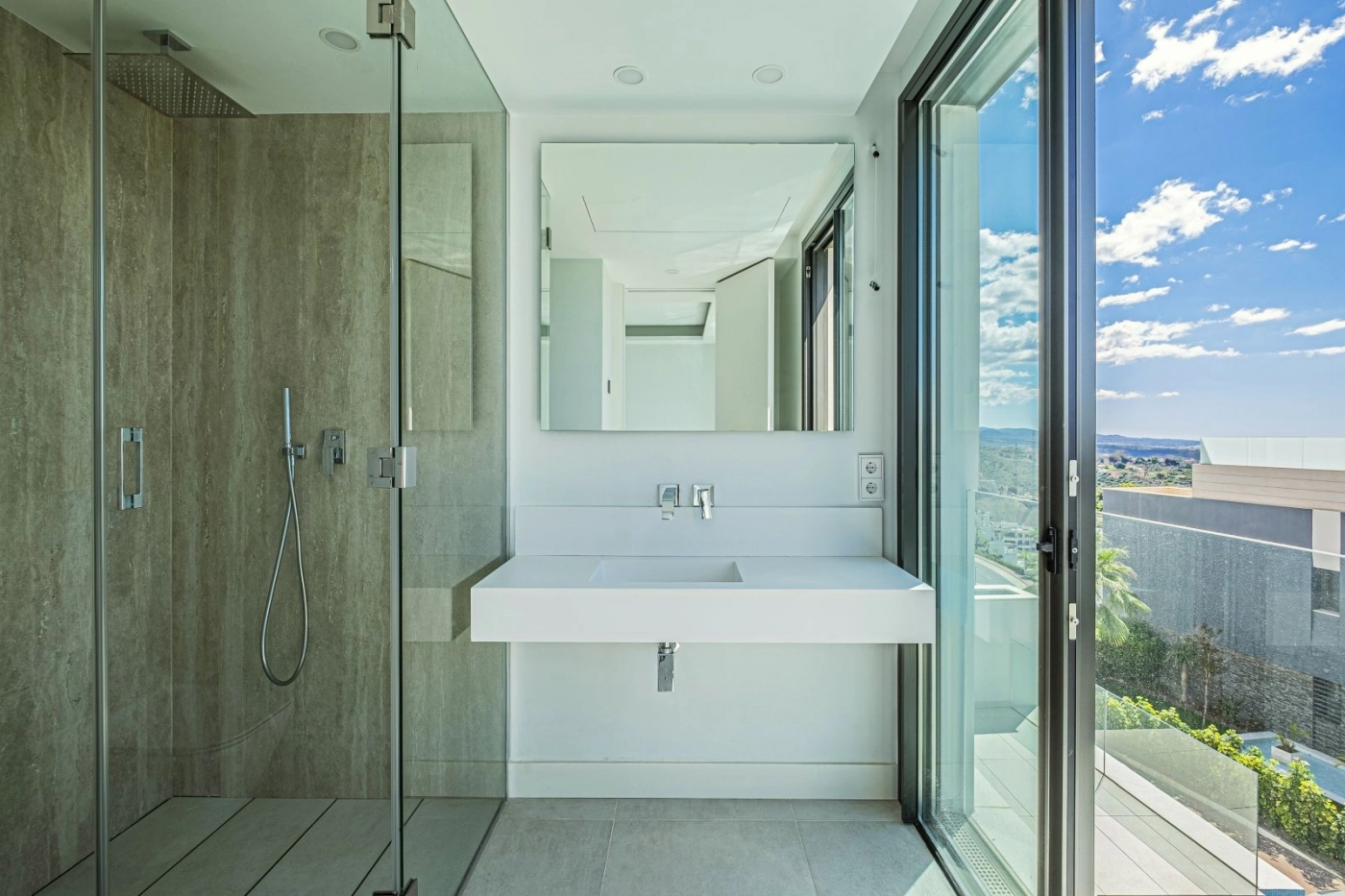 Elegante, moderne badeværelser har materialer af høj kvalitet og moderne design overalt.