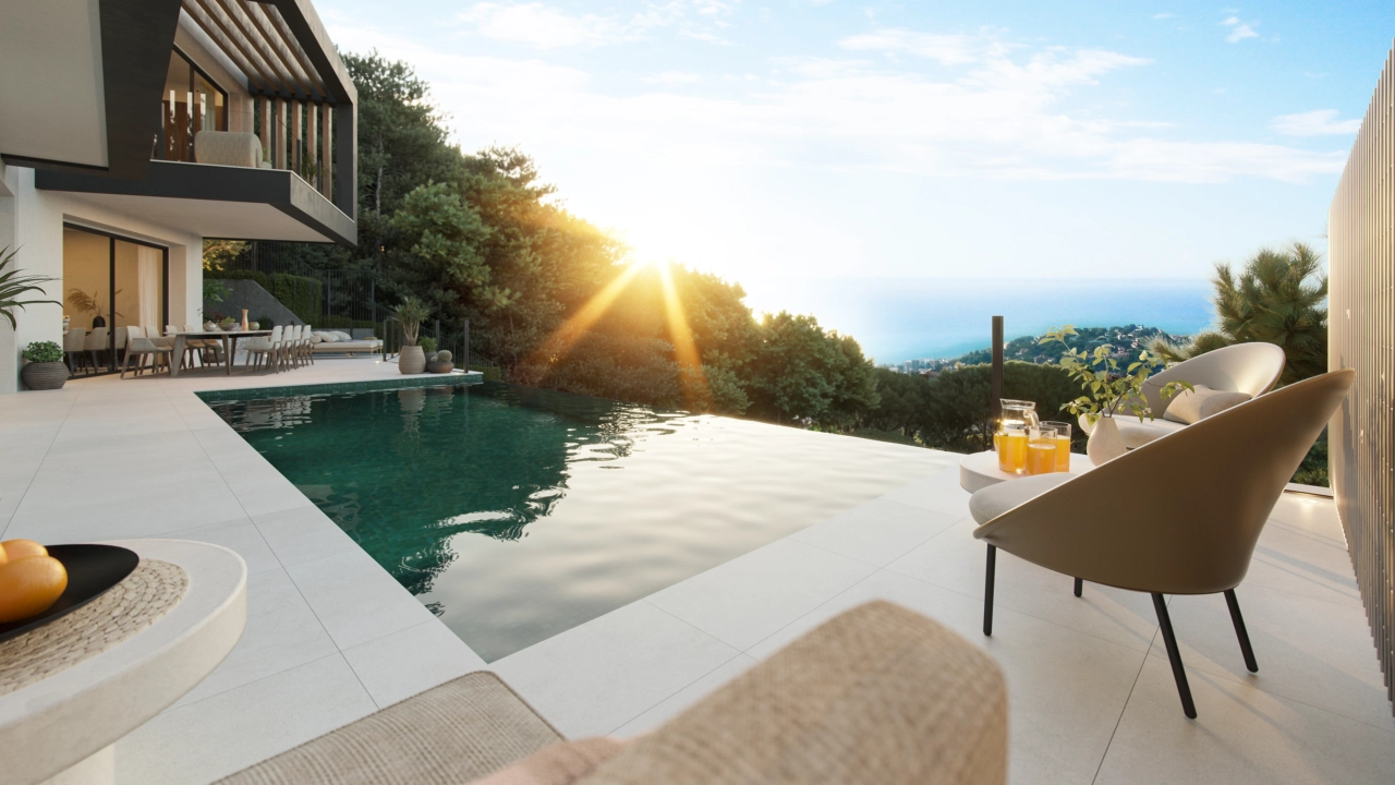 Slap af ved poolen og se solen gå ned over Málagas smukke bakker.