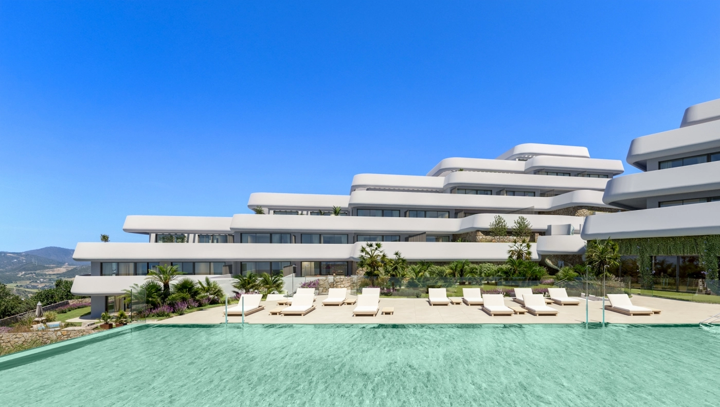 Den fælles infinity-pool er en fredelig oase med udsigt over det smukke Casares-landskab.