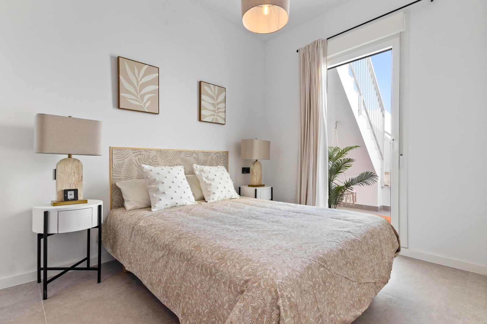 Et fredfyldt soveværelse med direkte adgang til et udendørs område, der skaber et privat tilflugtssted.