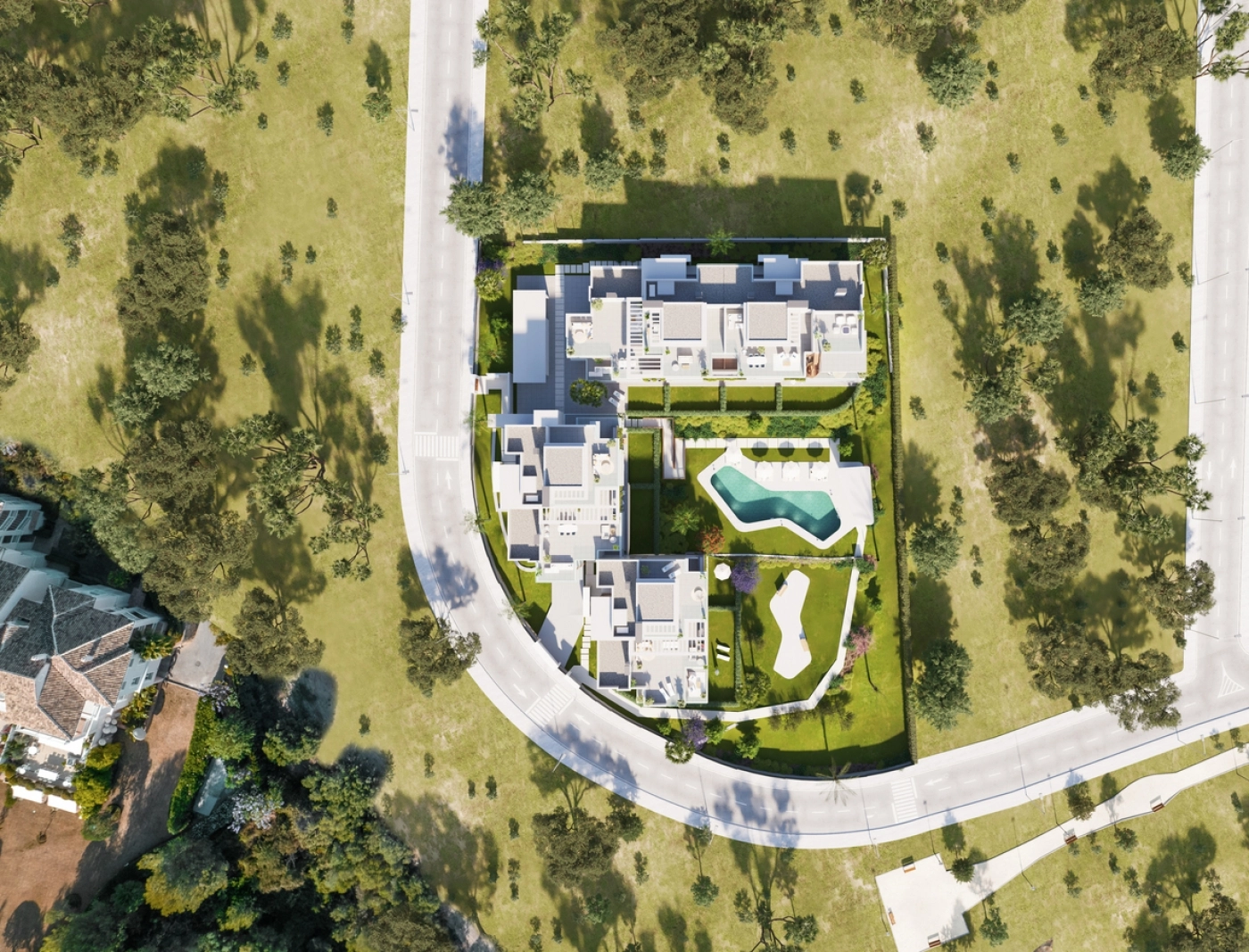 Et overblik over ejendommen, der fremhæver den rummelige indretning, poolen og private grønne områder.