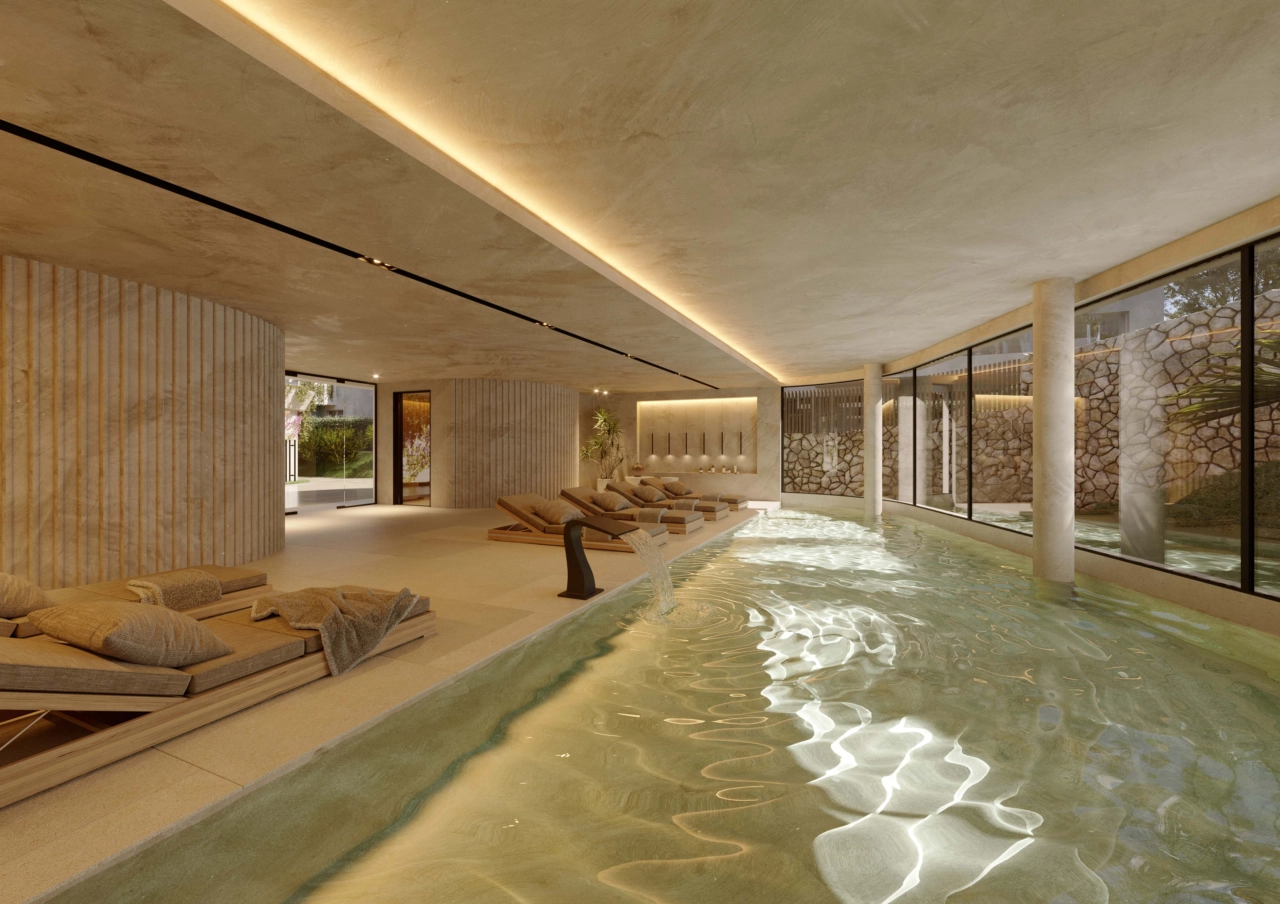 Det indendørs spa-område har en opvarmet pool og liggestole, der giver beboerne en fredfyldt oase.