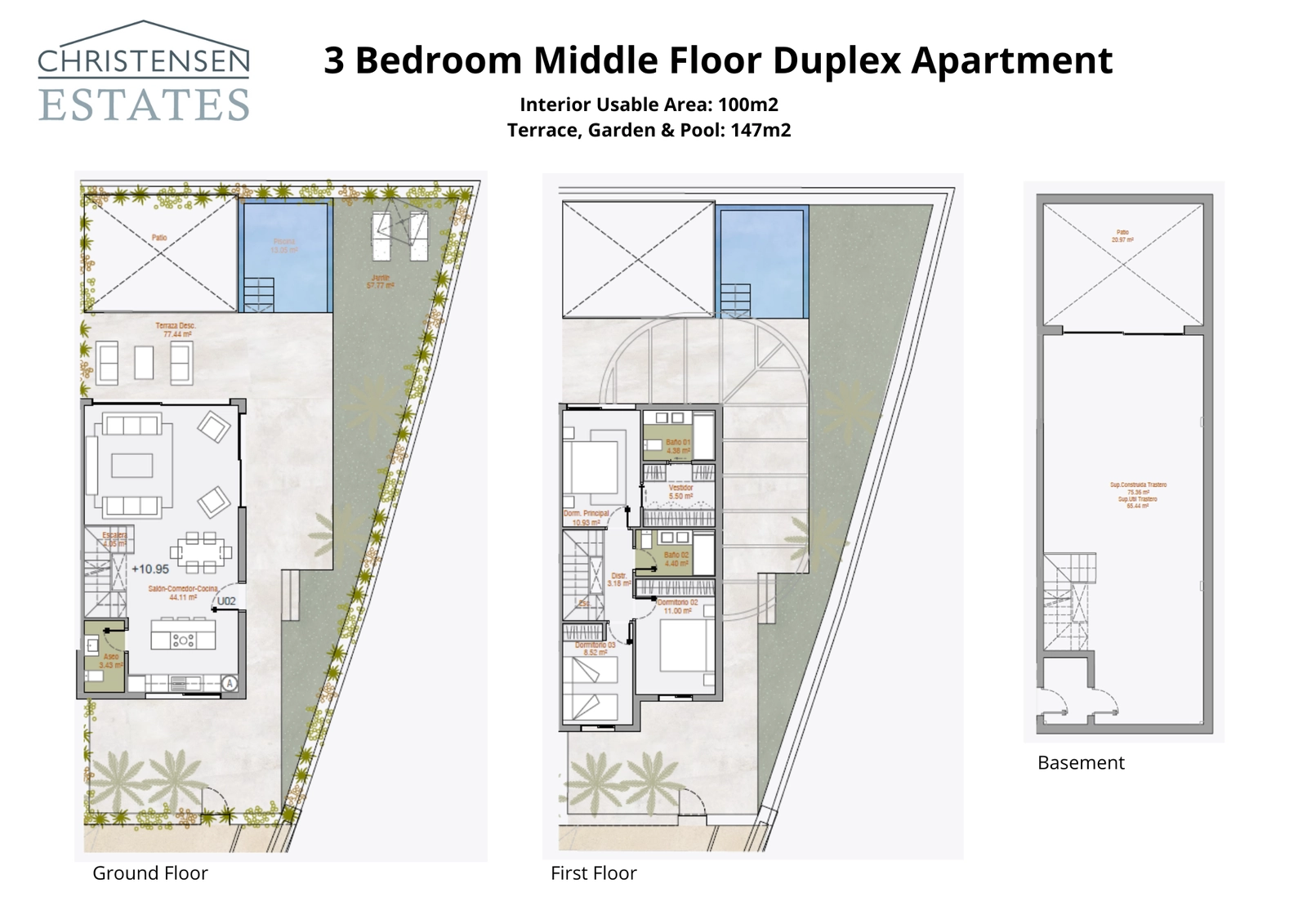 Denne 3-værelses duplex-lejlighed tilbyder 100 m² boligareal fordelt på to etager, plus en kælder. Den inkluderer et stort udendørsareal på 147 m² med privat have og pool.
