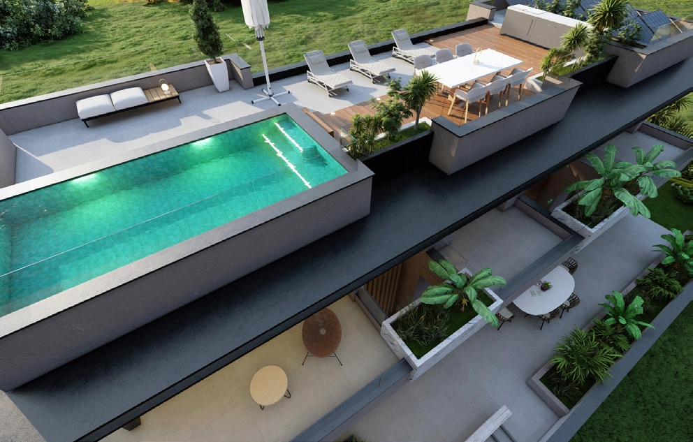 Tagterrassens solarium har endnu en pool og rigelig plads til spisning, underholdning eller blot afslapning i solen.