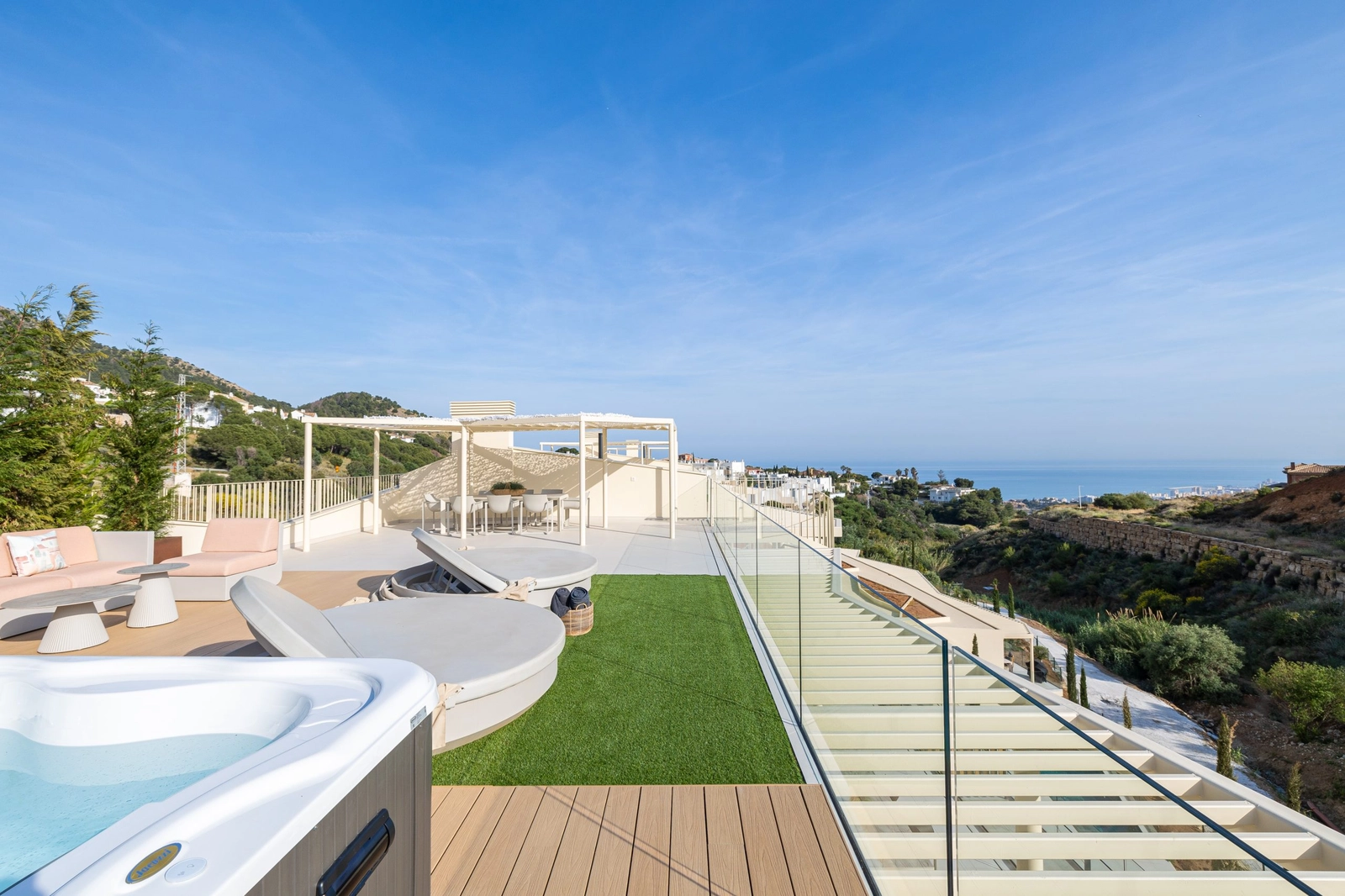 Your private rooftop solarium, an ideal space for enjoying the Costa del Sol sunshine and panoramic sea views.