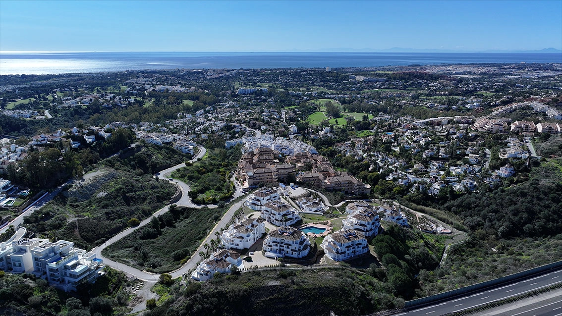 Panoramic views over the lush landscape of Nueva Andalucía towards the Mediterranean Sea, a daily spectacle from your home.