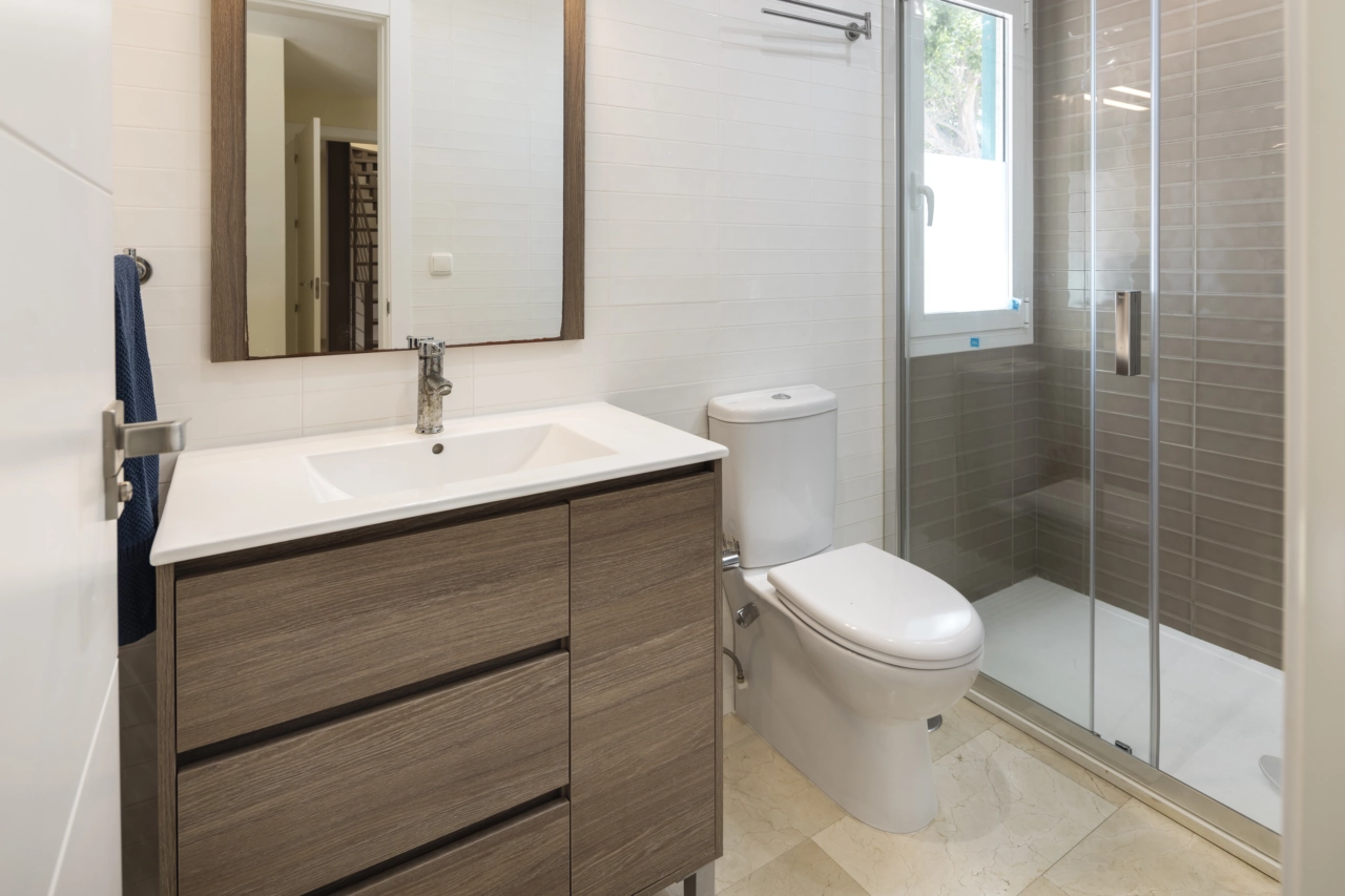 A contemporary primary bathroom, designed with high-quality materials and finishes.