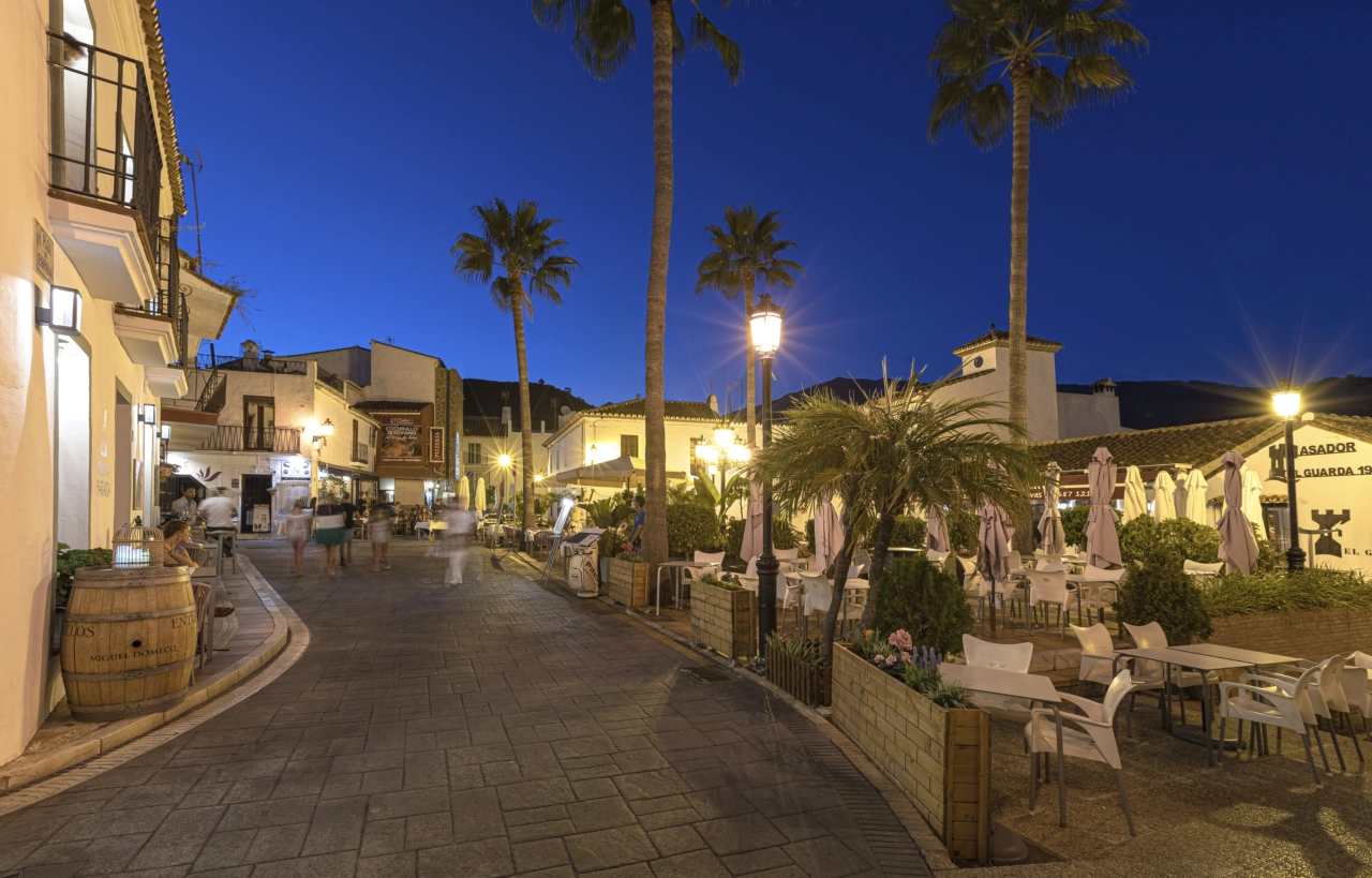 Experience the vibrant atmosphere of Benahavís by night, with its charming streets and renowned restaurants.