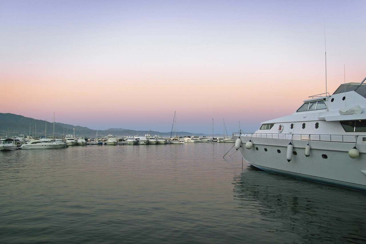 The world-famous Puerto Banús, with its luxury yachts and designer boutiques, is only 15 minutes away.