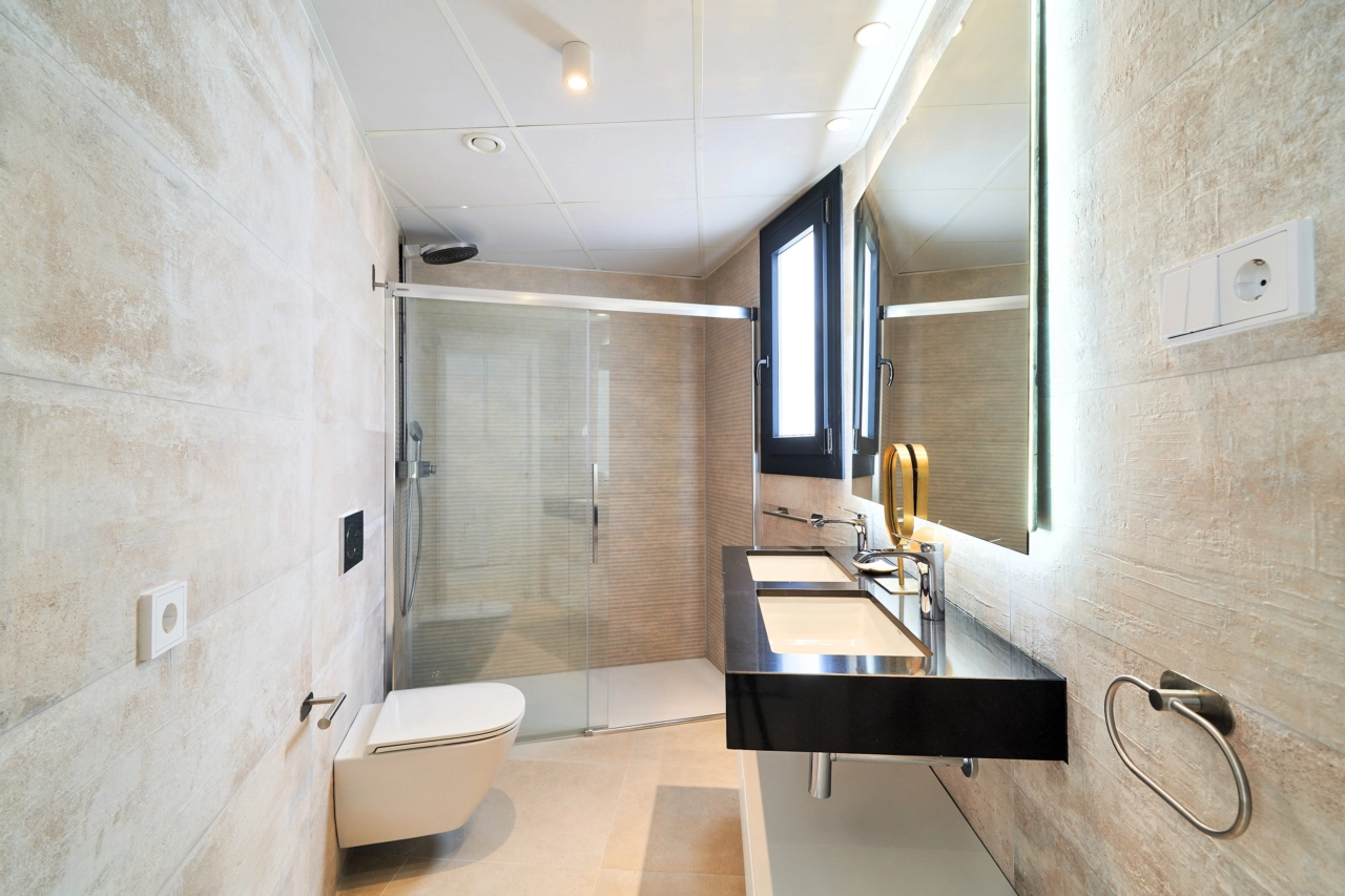 Elegant bathroom design with high-quality materials, a spacious shower, and modern fixtures.