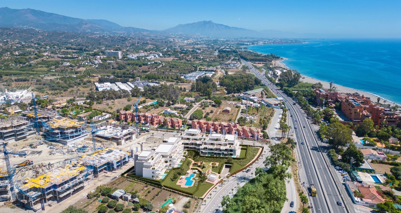A magnificent panoramic view of the development's prime location in Estepona, between the mountains and the Mediterranean Sea.