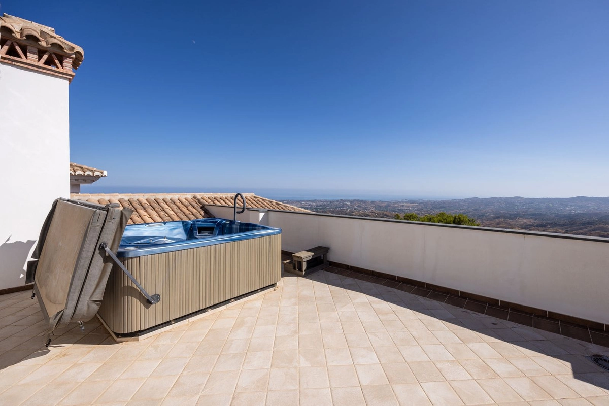 Relax in the rooftop jacuzzi and take in the magnificent panoramic views of the sea and surrounding mountains.