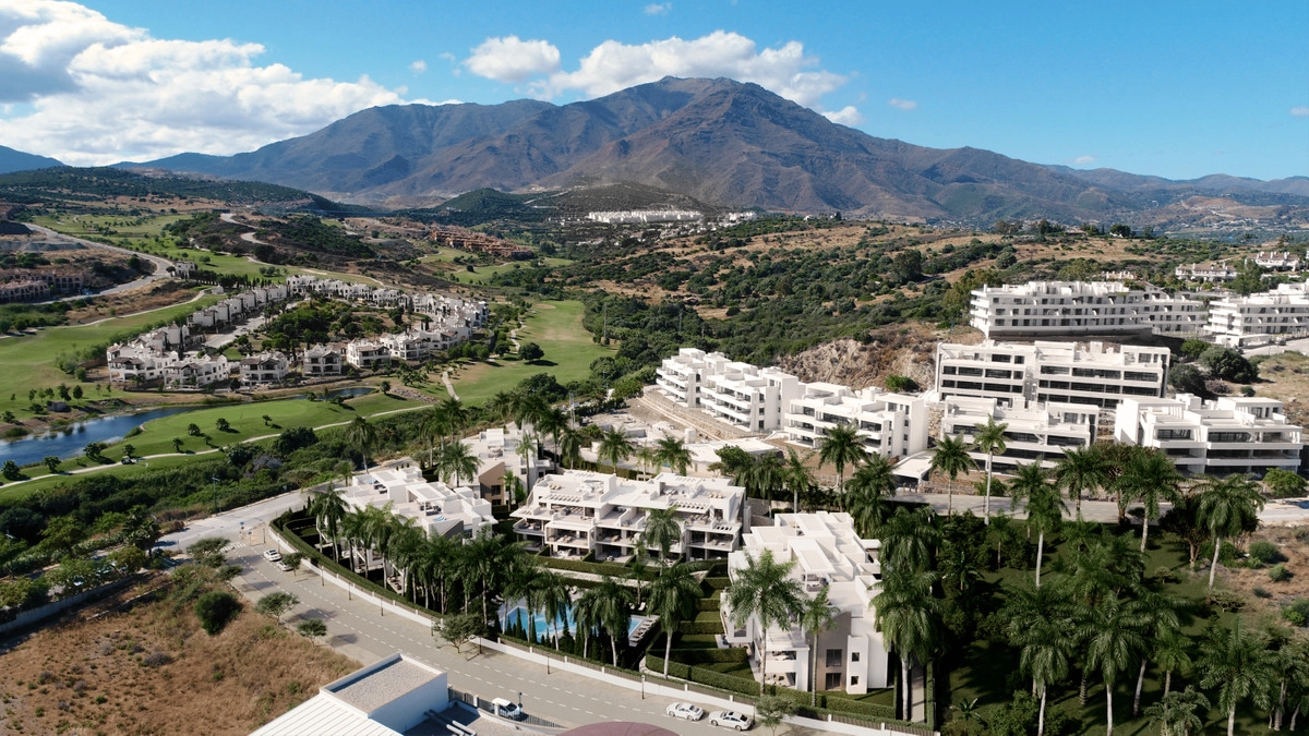 Set within a privileged location in Estepona, with stunning mountain and golf course surroundings.