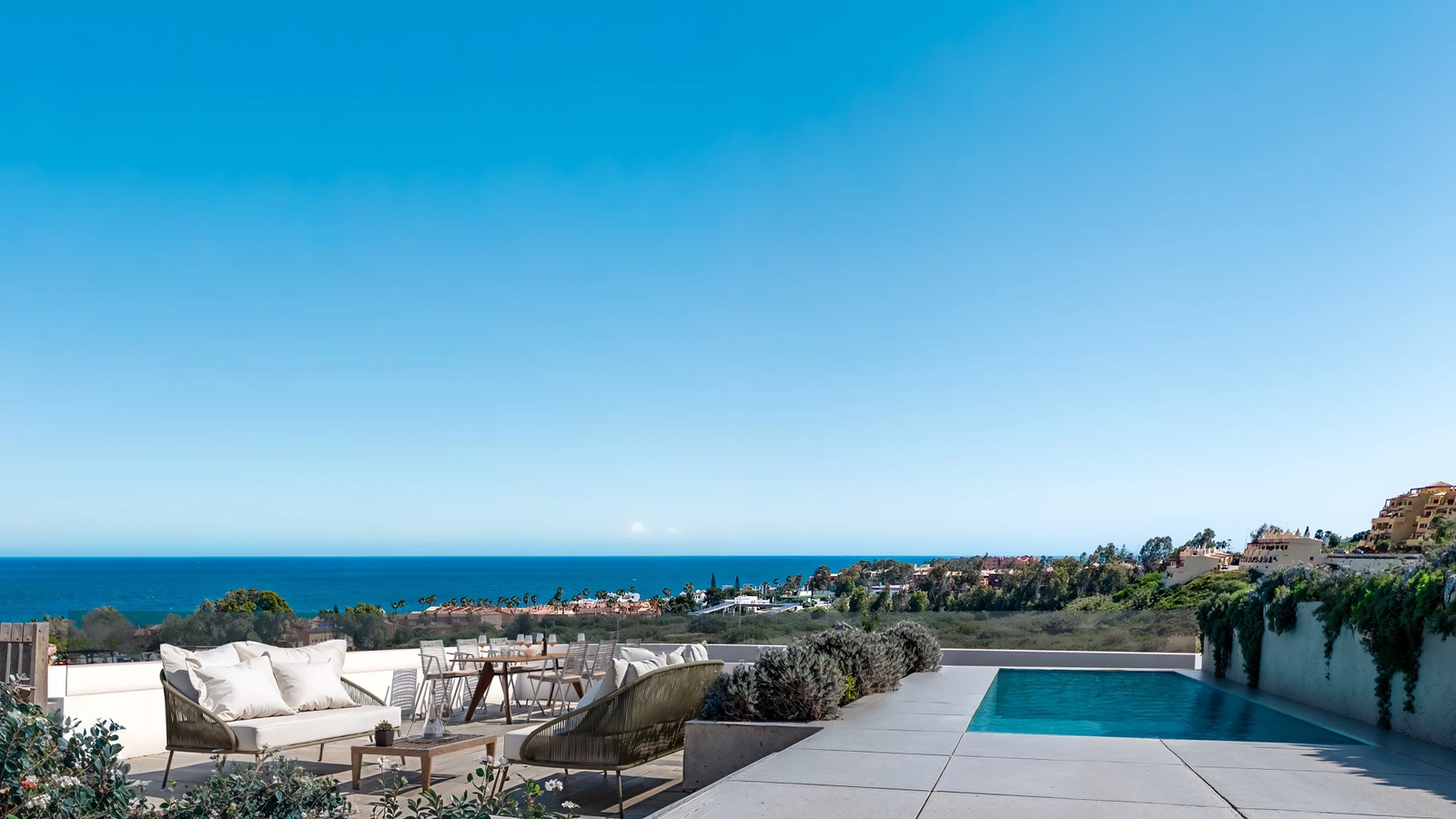 The penthouse solarium with a private pool, an ideal space for relaxation and enjoying the Costa del Sol sunshine.