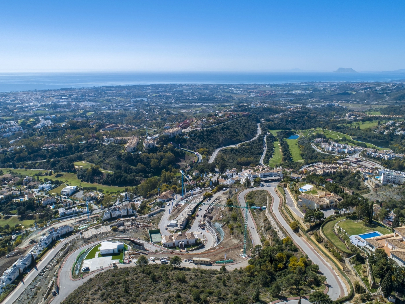 Nestled in a prime location on the Costa del Sol, surrounded by prestigious golf courses and lush nature.