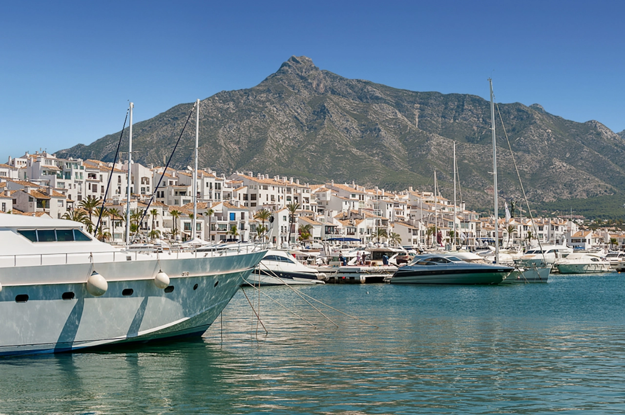 Just a short drive from the world-famous Puerto Banús, offering designer boutiques and fine dining.