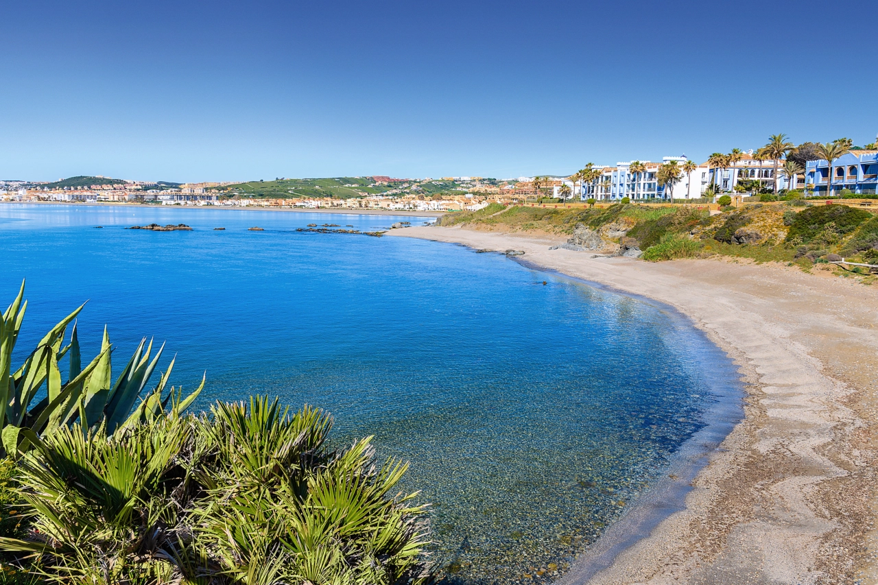 The beautiful sandy beaches and clear blue waters of the Estepona coastline are just a few minutes away.