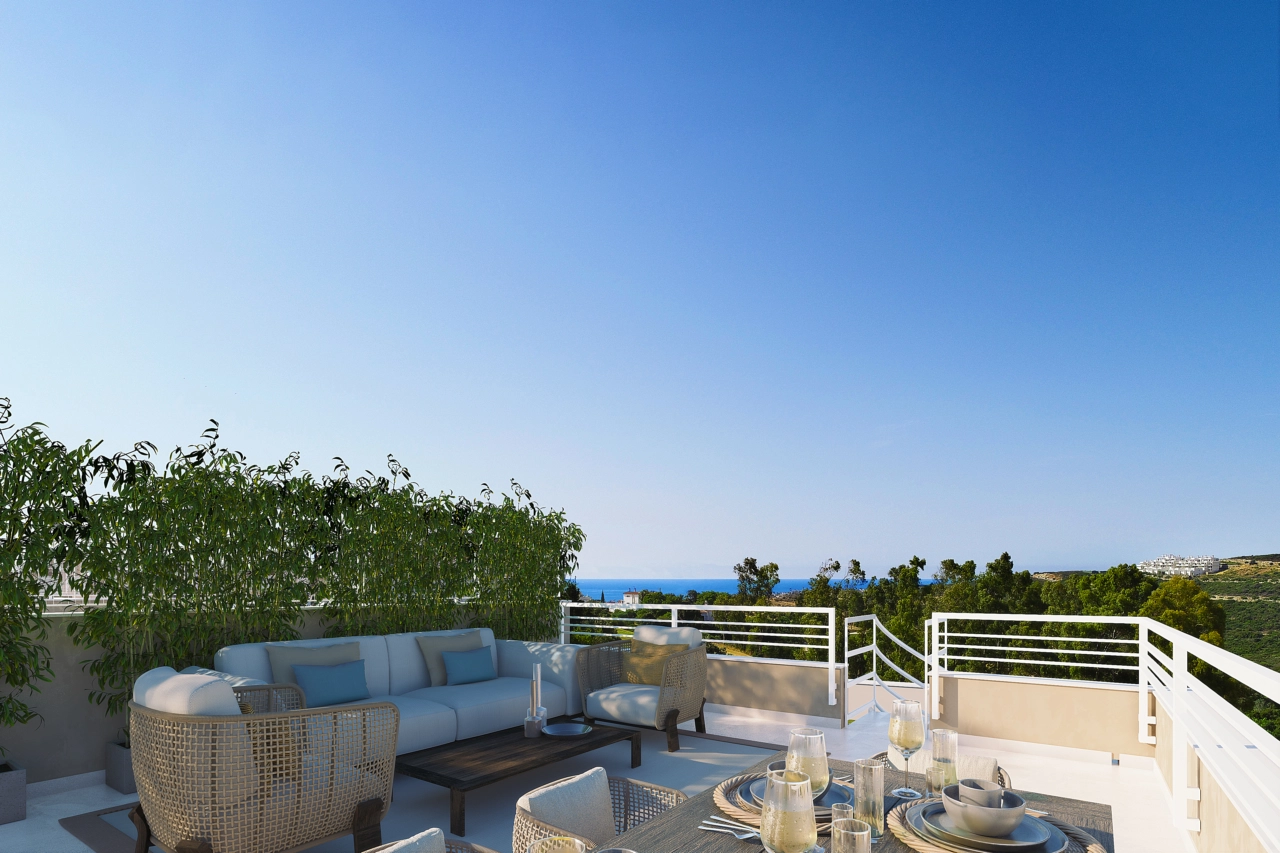 Imagine relaxing or dining on this spacious terrace, with beautiful, open views towards the Costa del Sol coastline.
