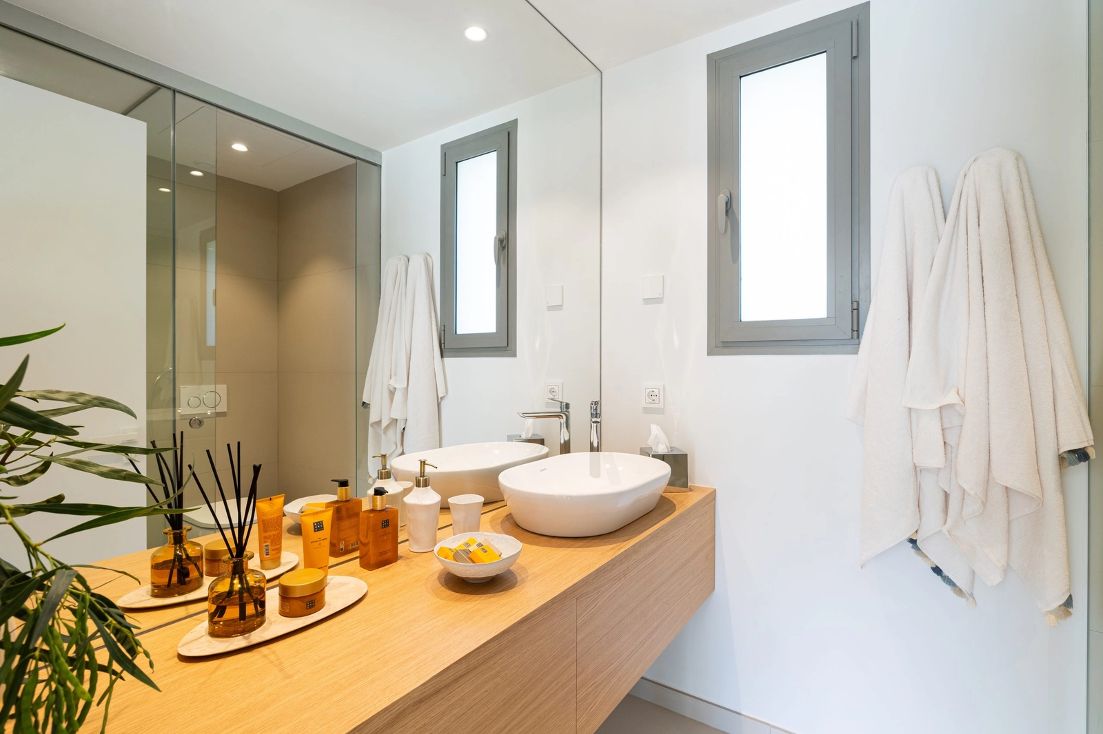 Los baños contemporáneos presentan líneas limpias, acabados de madera natural y accesorios de alta gama.