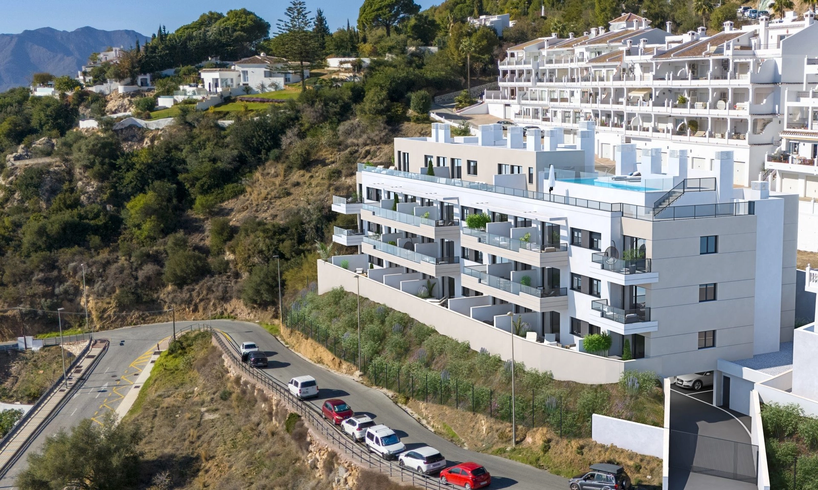 La arquitectura contemporánea de la promoción se integra armoniosamente con el paisaje de la ladera de Mijas.