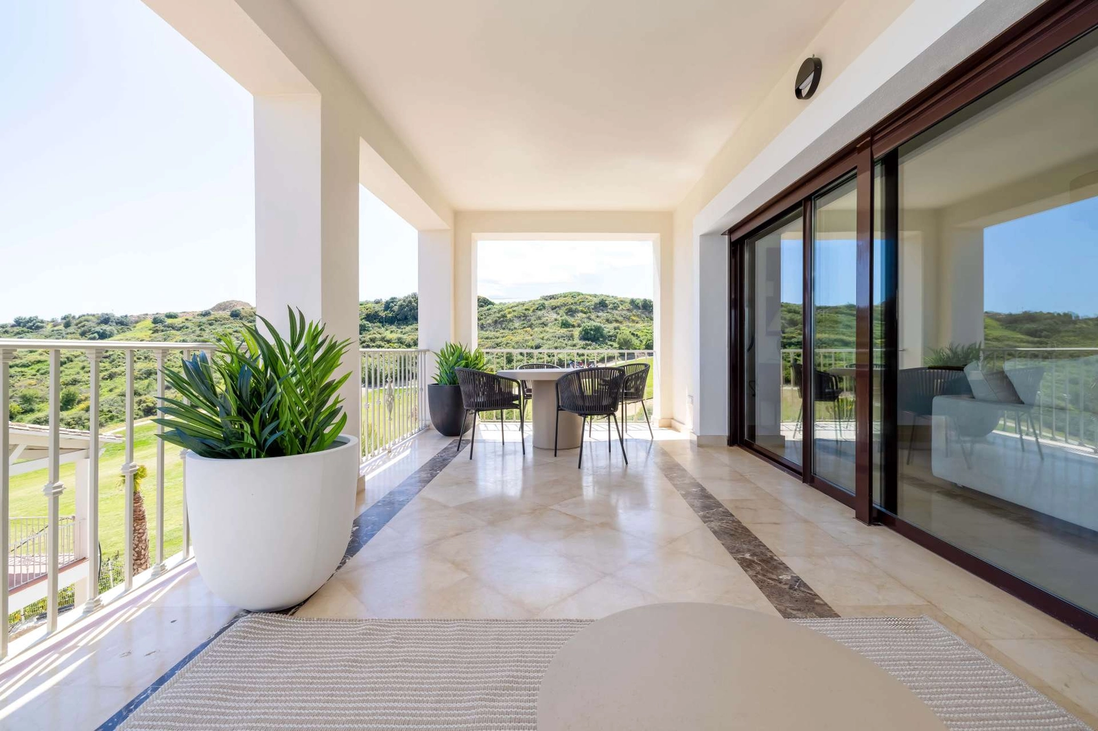 Una gran terraza cubierta ofrece una conexión perfecta entre la vida interior y exterior.