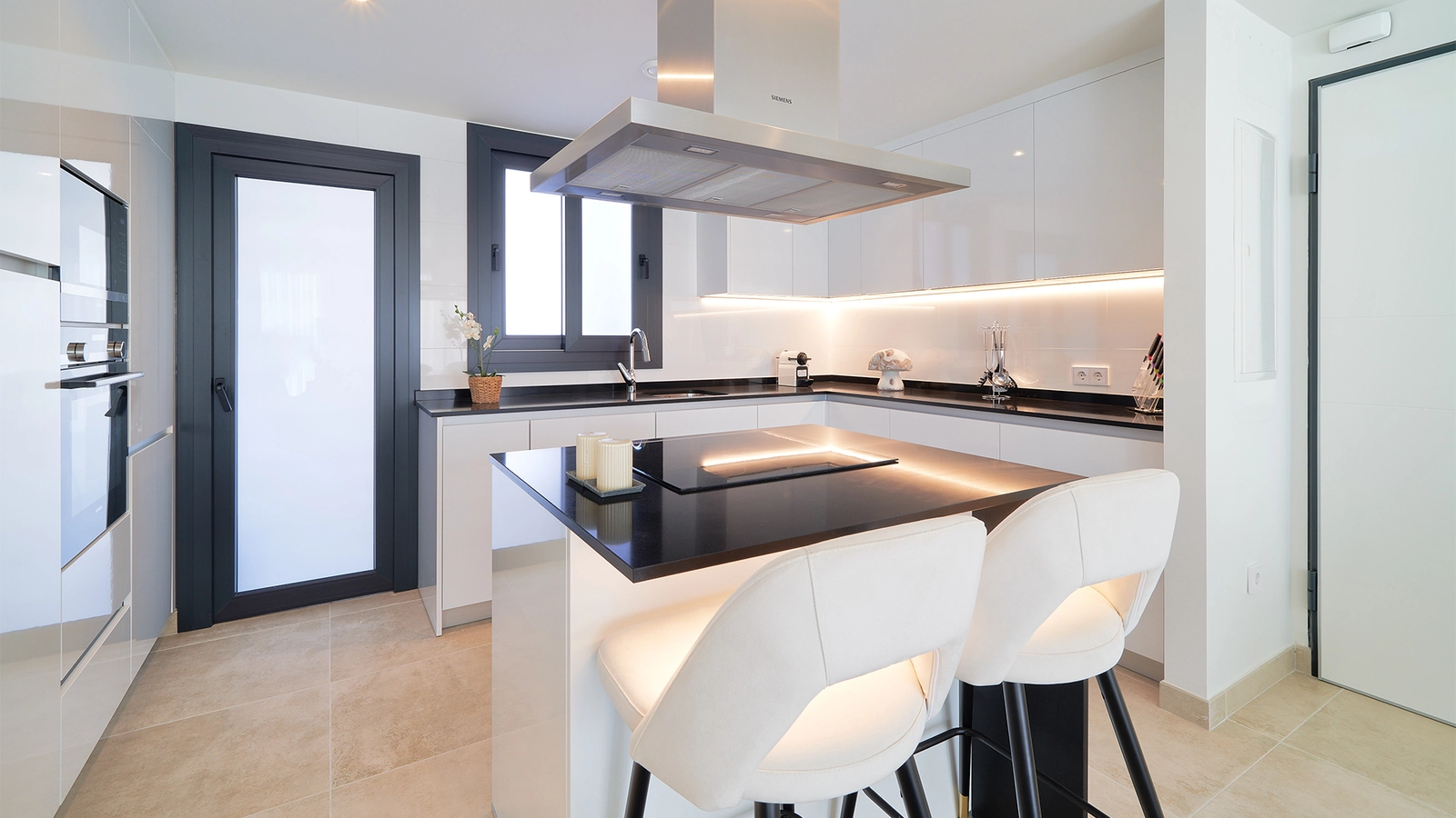 Una cocina moderna y totalmente equipada con electrodomésticos de alta calidad y una elegante isla.