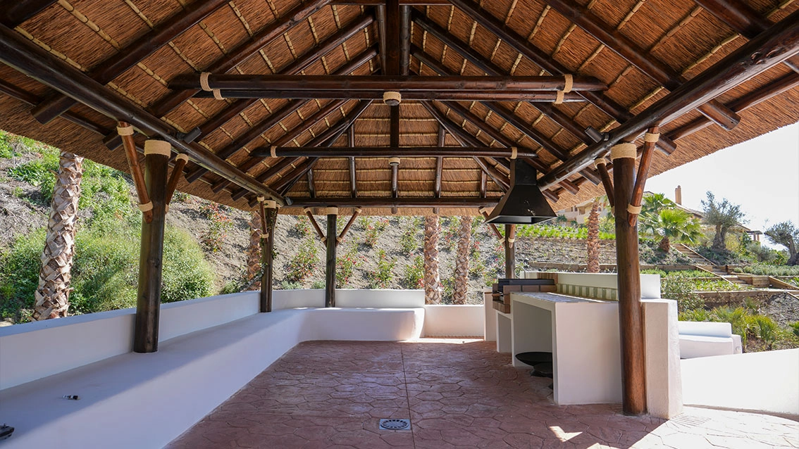 La zona gastronómica exterior cubierta, un espacio ideal para reuniones sociales y barbacoas con los vecinos.