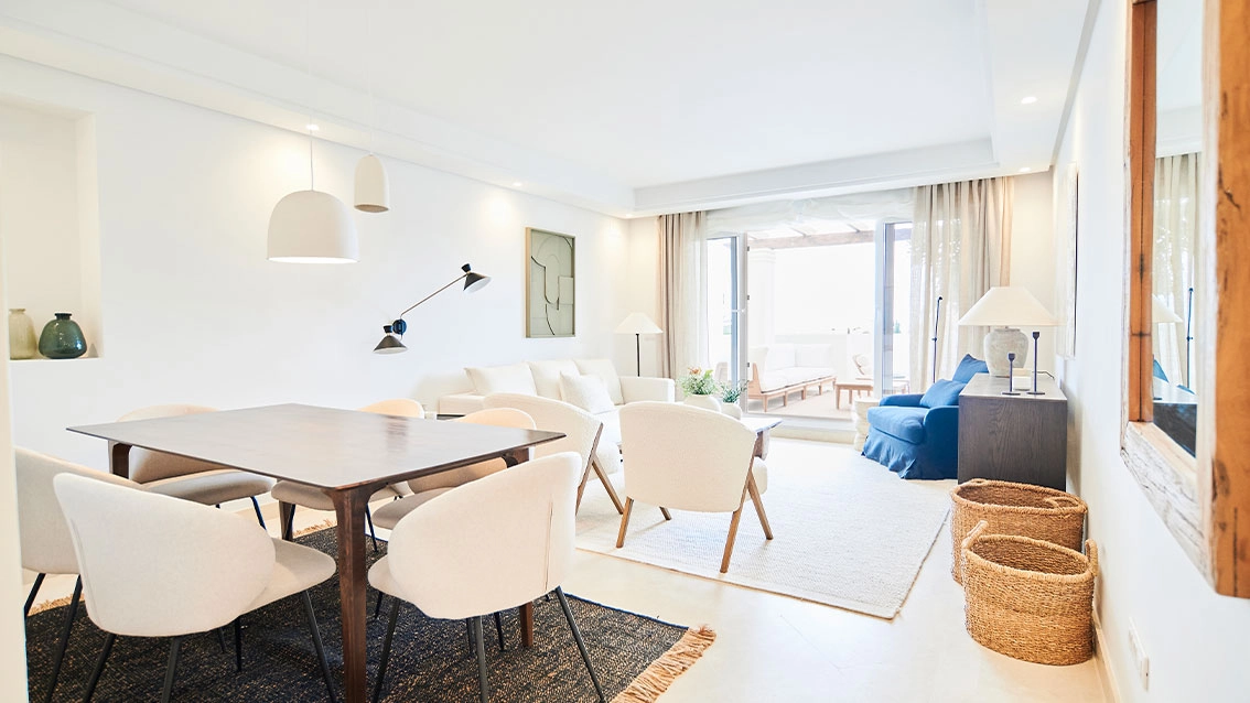 Una zona de estar luminosa y espaciosa, diseñada para el confort y la elegancia, que se conecta perfectamente con el exterior.