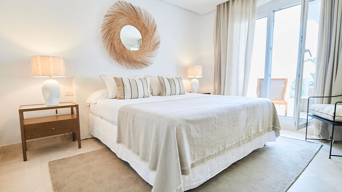 El tranquilo dormitorio principal, un sereno refugio con luz natural y acceso directo a la terraza.