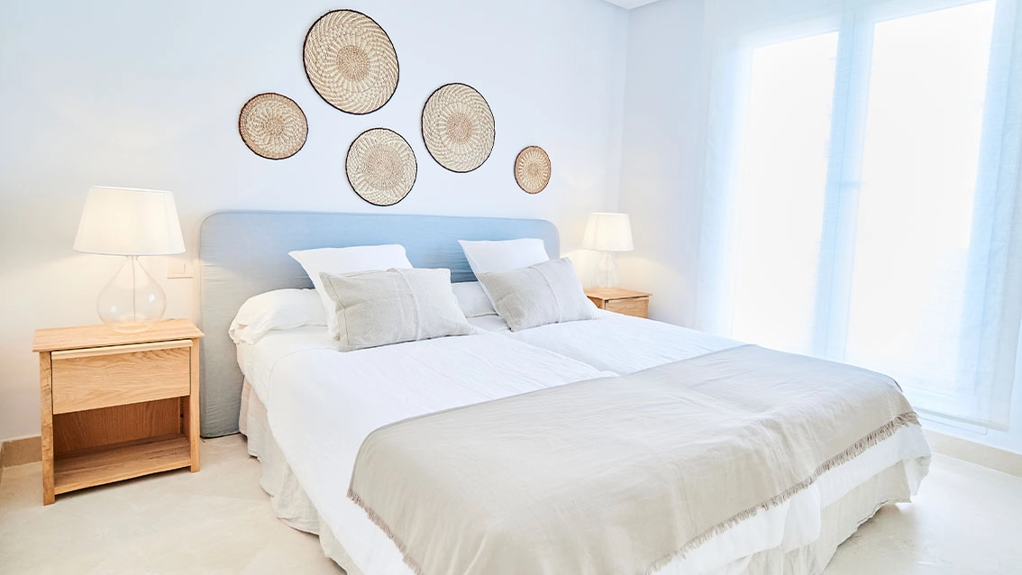 Un acogedor dormitorio de invitados lleno de luz, que ofrece confort y estilo para familiares y amigos que visiten.