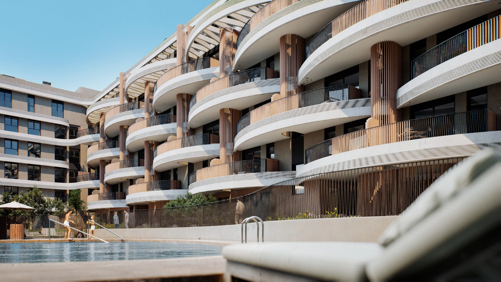 La serena piscina comunitaria, un entorno ideal para el ocio y disfrutar de los días soleados.