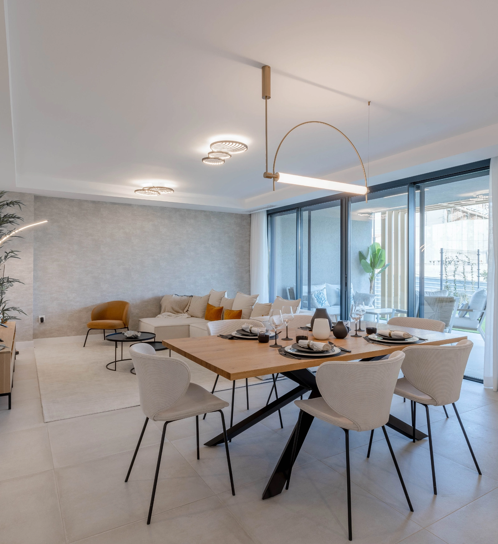 El comedor de planta abierta se conecta a la perfección con el salón, creando un ambiente ideal para el entretenimiento.