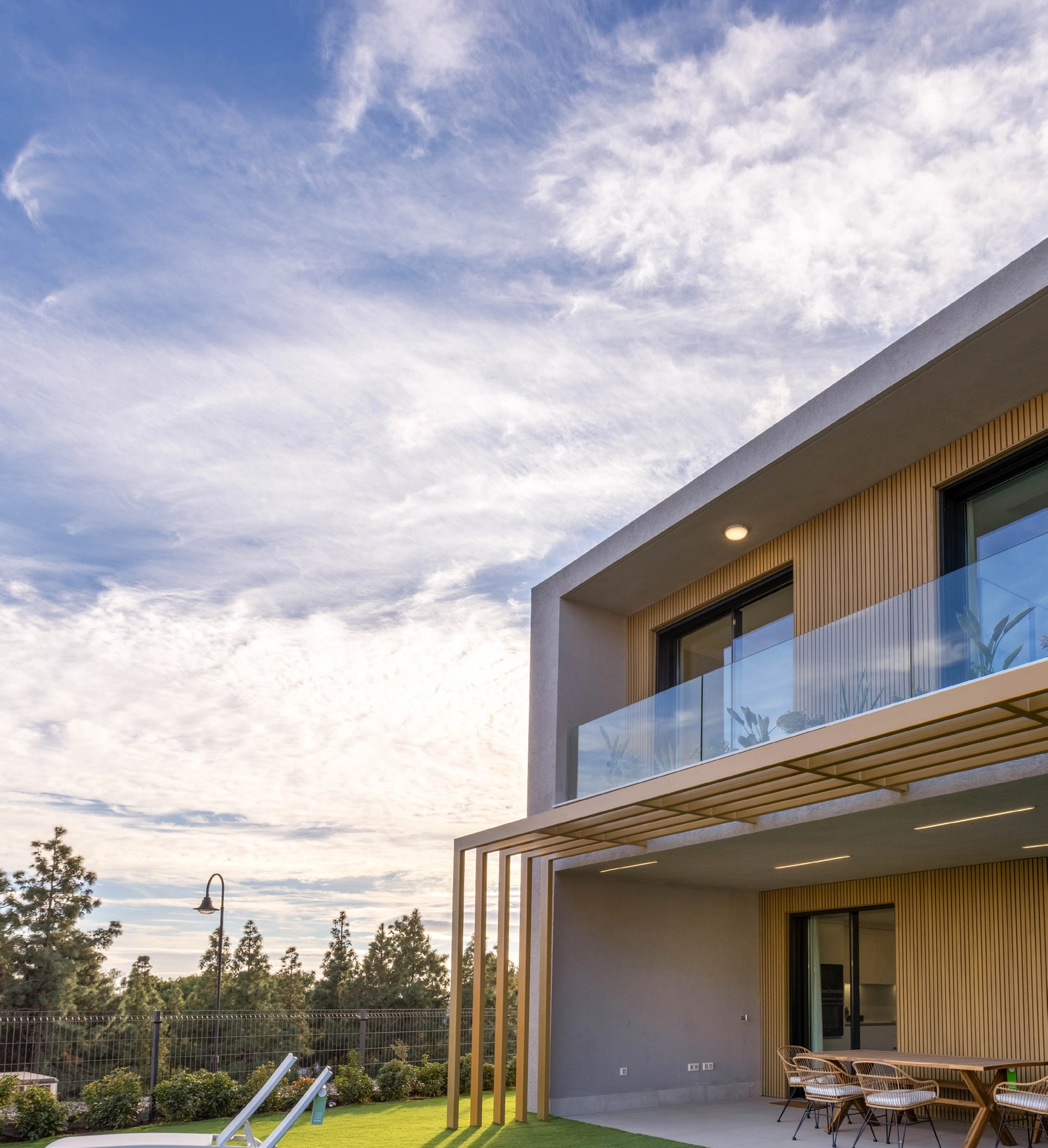 Cada chalet adosado cuenta con un jardín privado, que extiende el espacio habitable hacia el hermoso entorno natural.