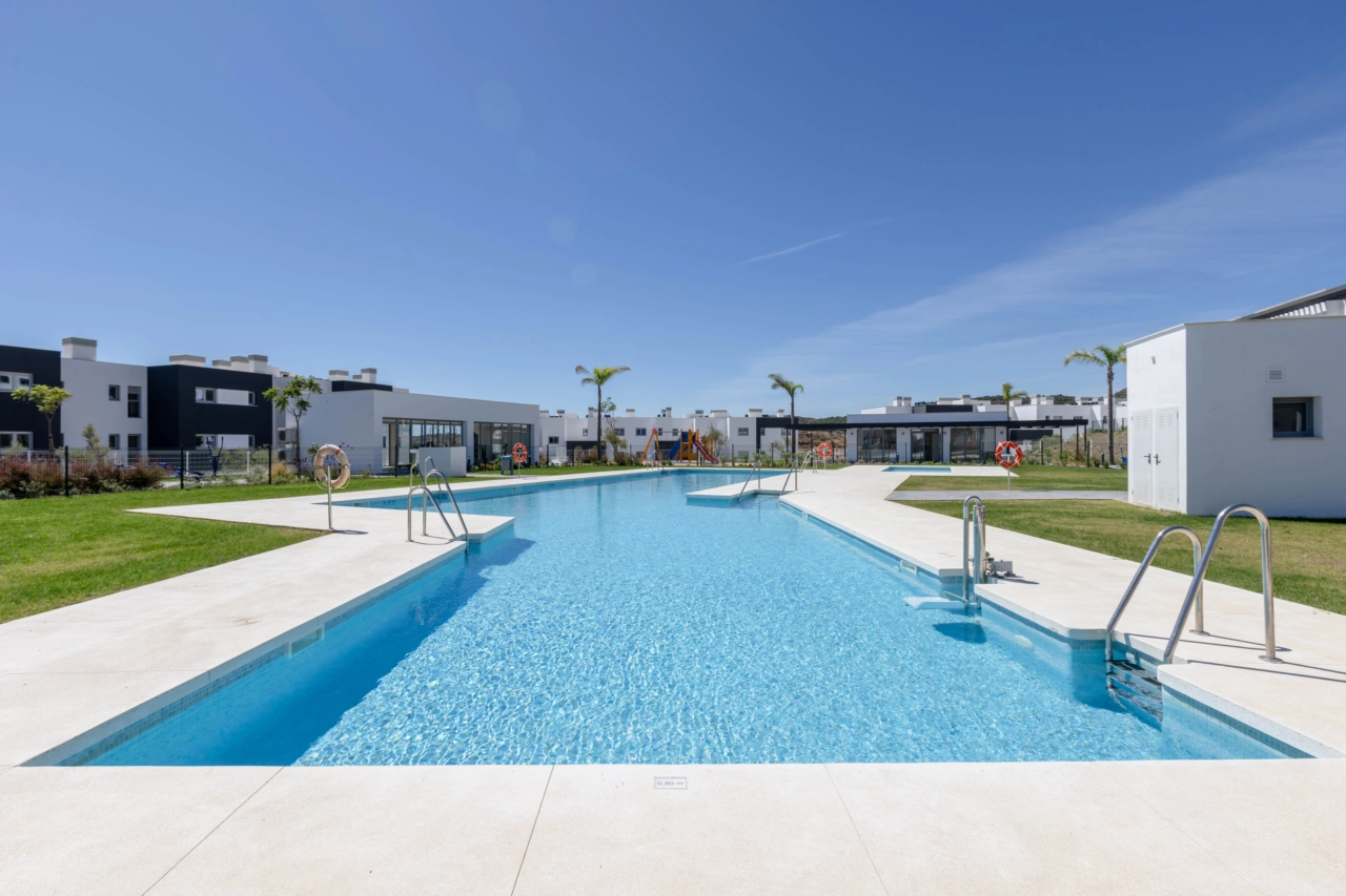 La atractiva piscina está ubicada en jardines paisajísticos para el disfrute de los residentes.