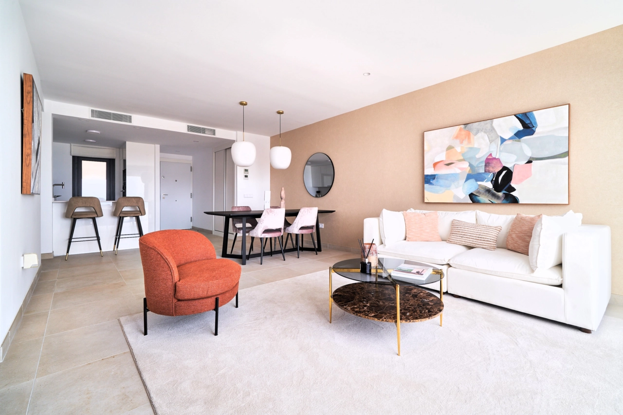 Luminosos y elegantes espacios de salón diseñados para el confort, con una decoración moderna y acabados de alta calidad.