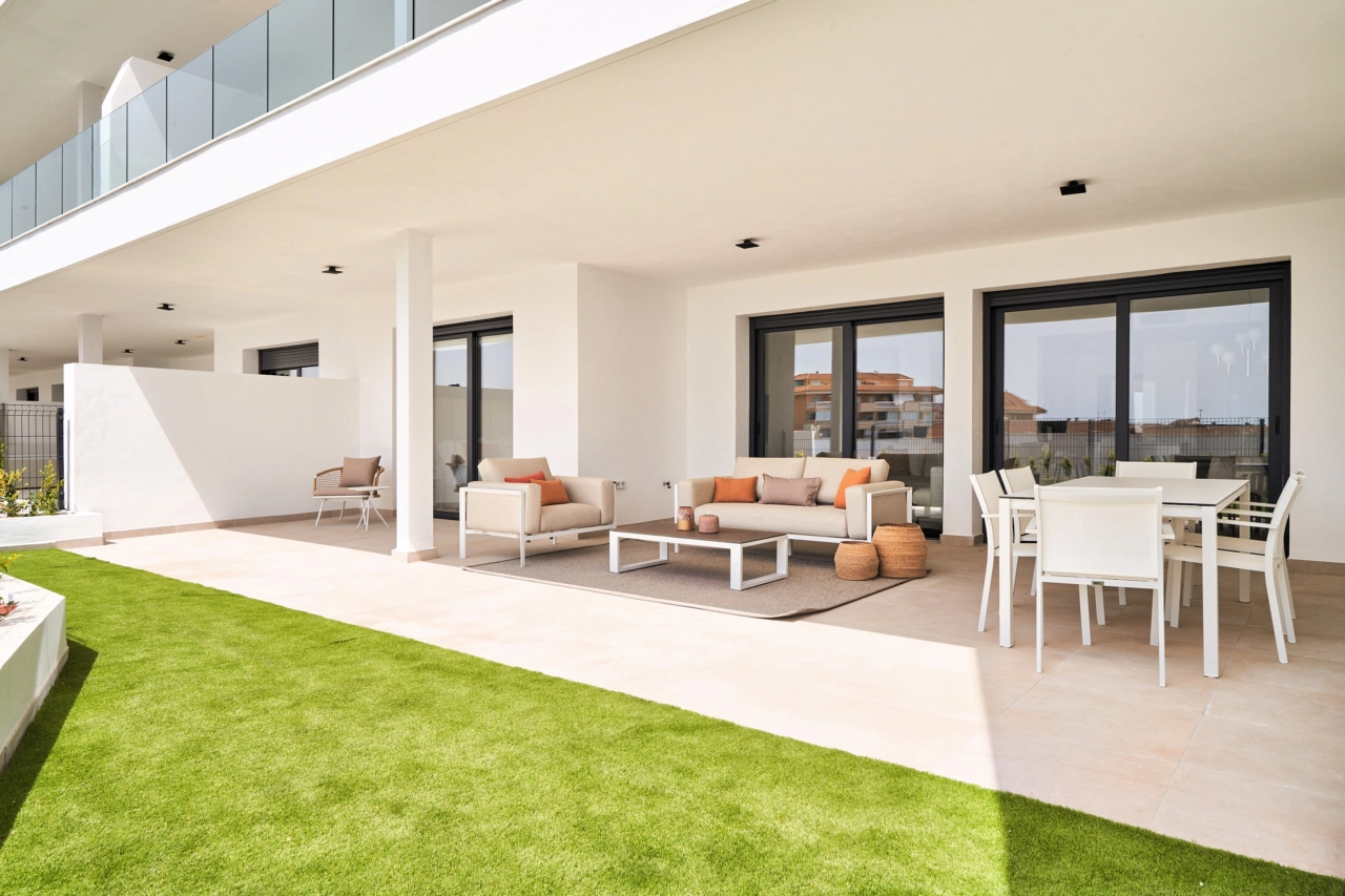 Una generosa terraza en planta baja con jardín privado, perfecta para disfrutar del agradable clima y el estilo de vida al aire libre.