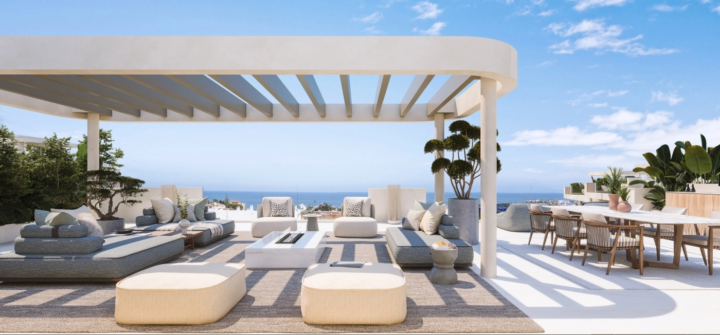 Terraza de ático con vistas panorámicas al mar, un espacio ideal para relajarse y entretener en la Costa del Sol.