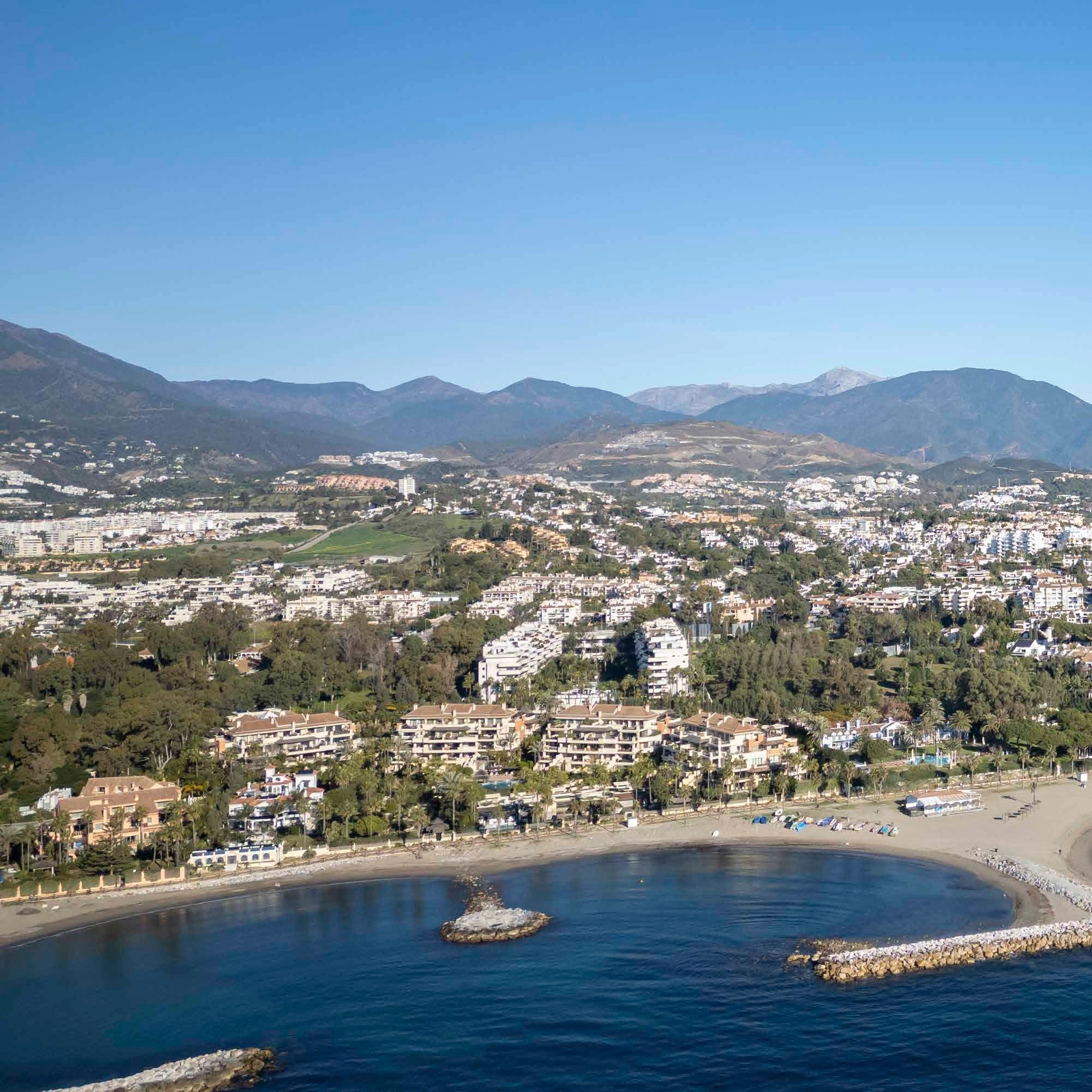 Impresionantes vistas de la costa de Marbella, combinando la belleza del mar y las montañas.