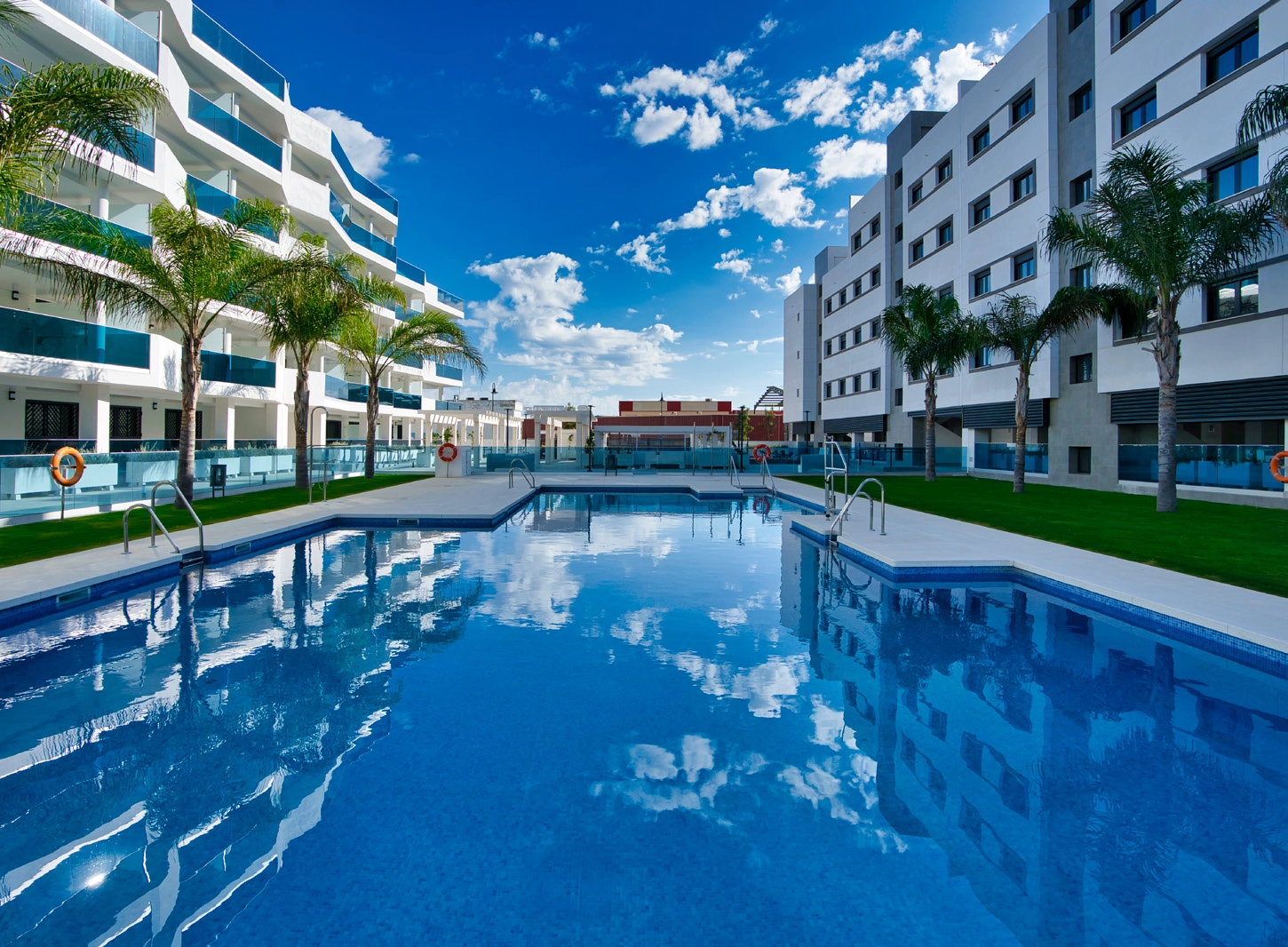 Disfrute de los días soleados junto a una de las bonitas piscinas, una característica central de la comunidad.